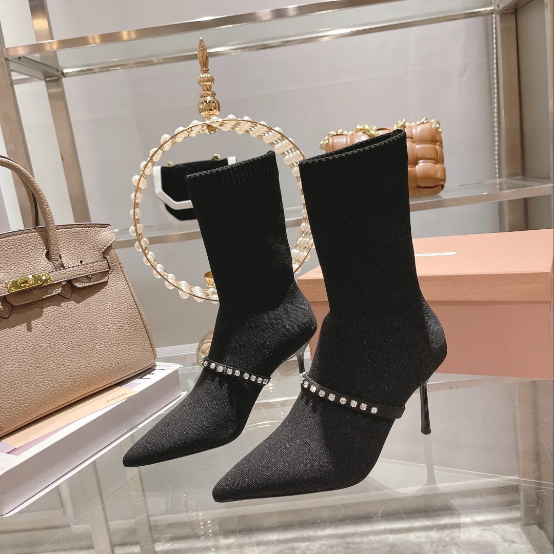 Новинка осенне-зимней коллекции Miu Miu 2022 — Ботильоны-носки на шпильке — Черные