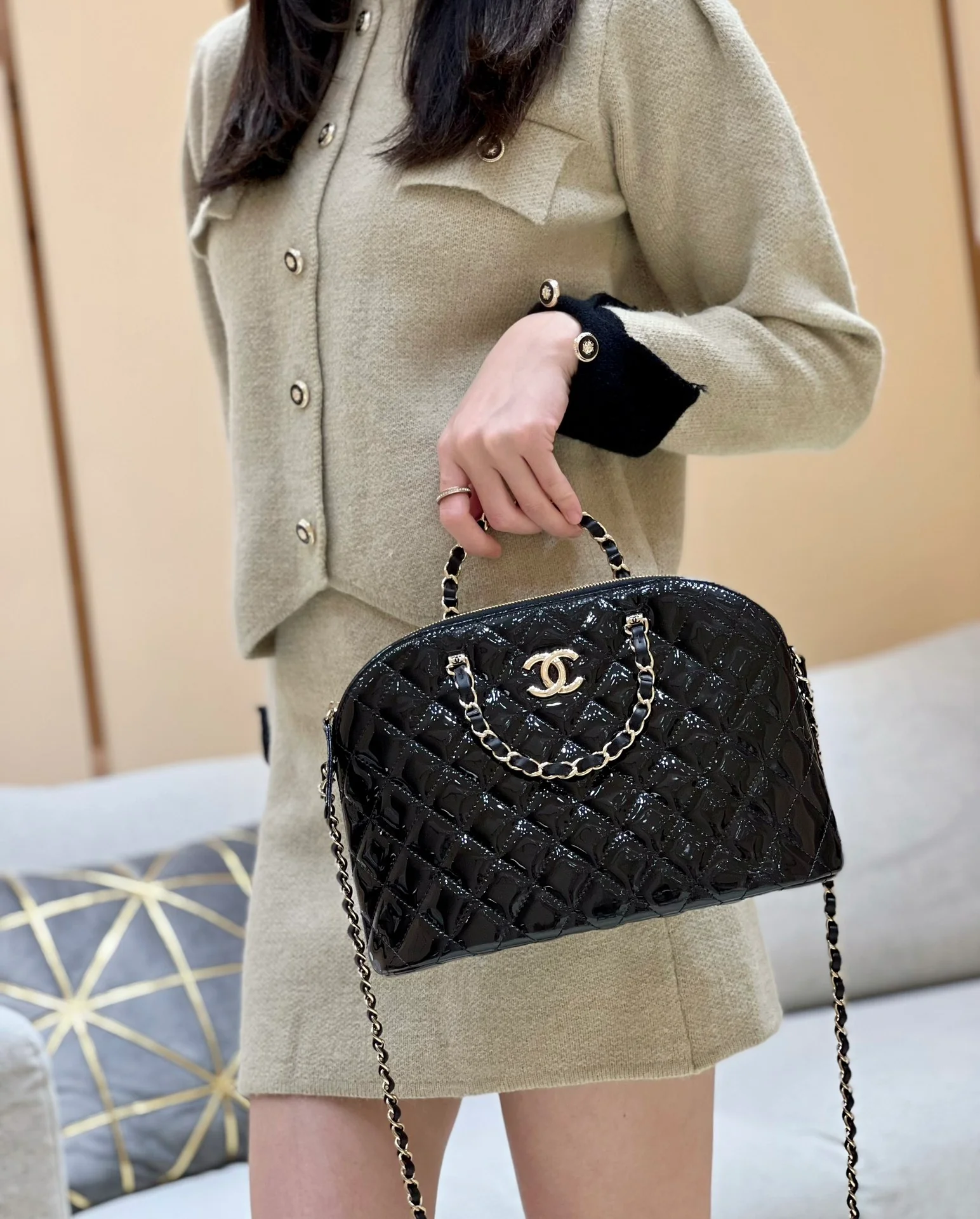 Новинка сезона весна/лето 2023 от Chanel - Сумка-ракушка из лакированной кожи - Большая - Черная - 1