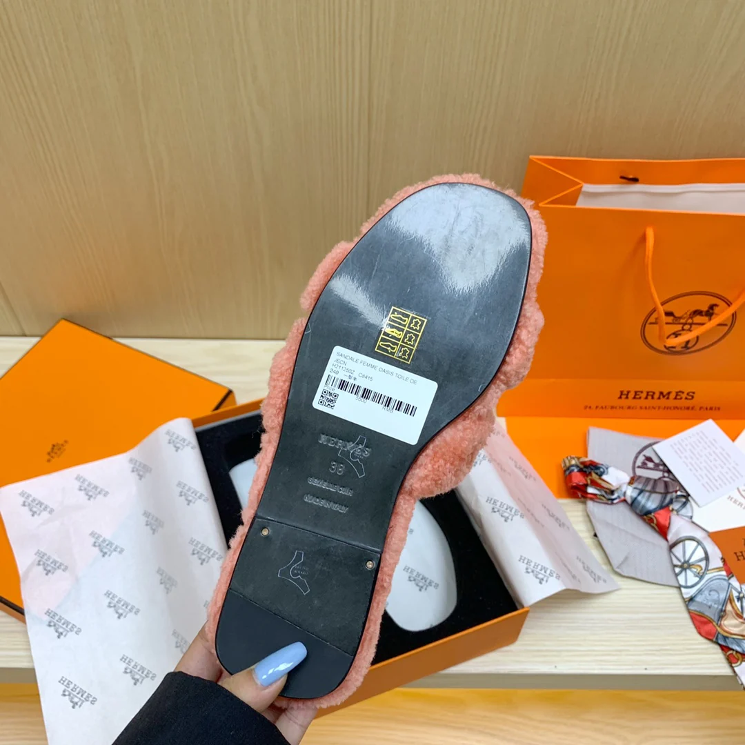 Новинка сезона осень/зима 2022 от Hermes - Меховые тапочки - Оранжево-розовые