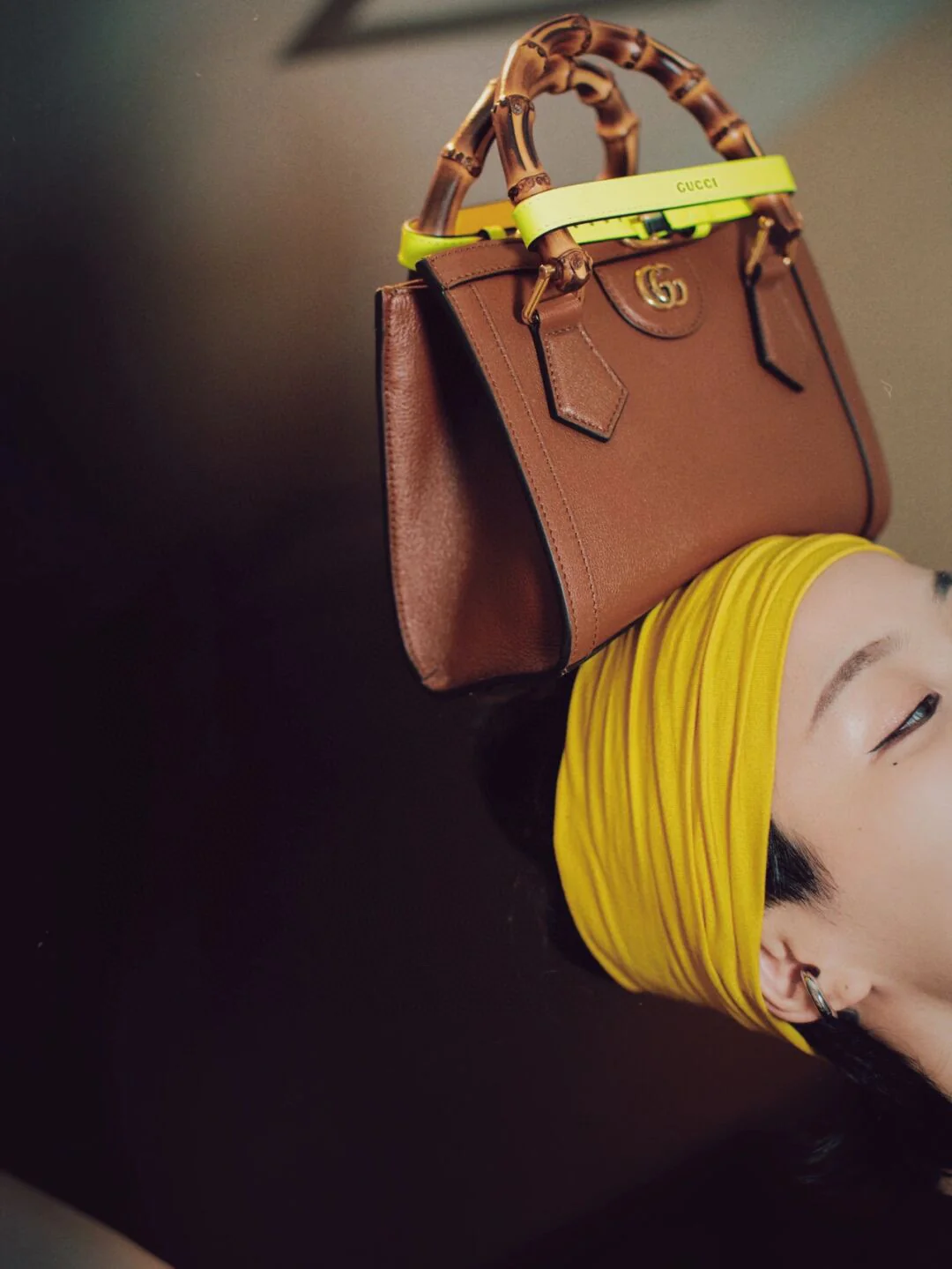 Маленькая бамбуковая сумочка Gucci (20х16х10 см) - на фото.