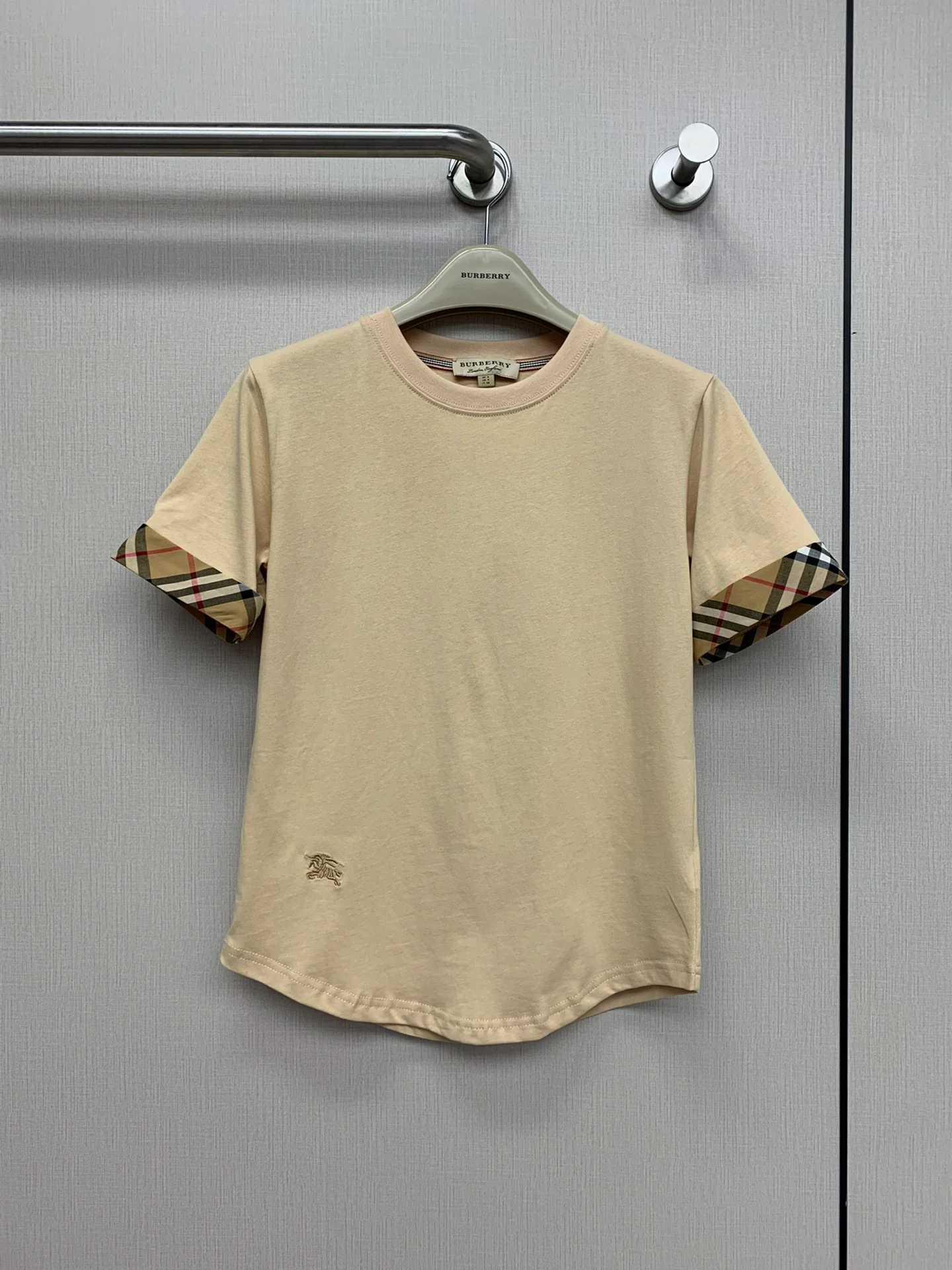 Футболка Burberry 2403-24 ?Ранняя весна? в классическую клетку с вышитой лошадью — коричневая.