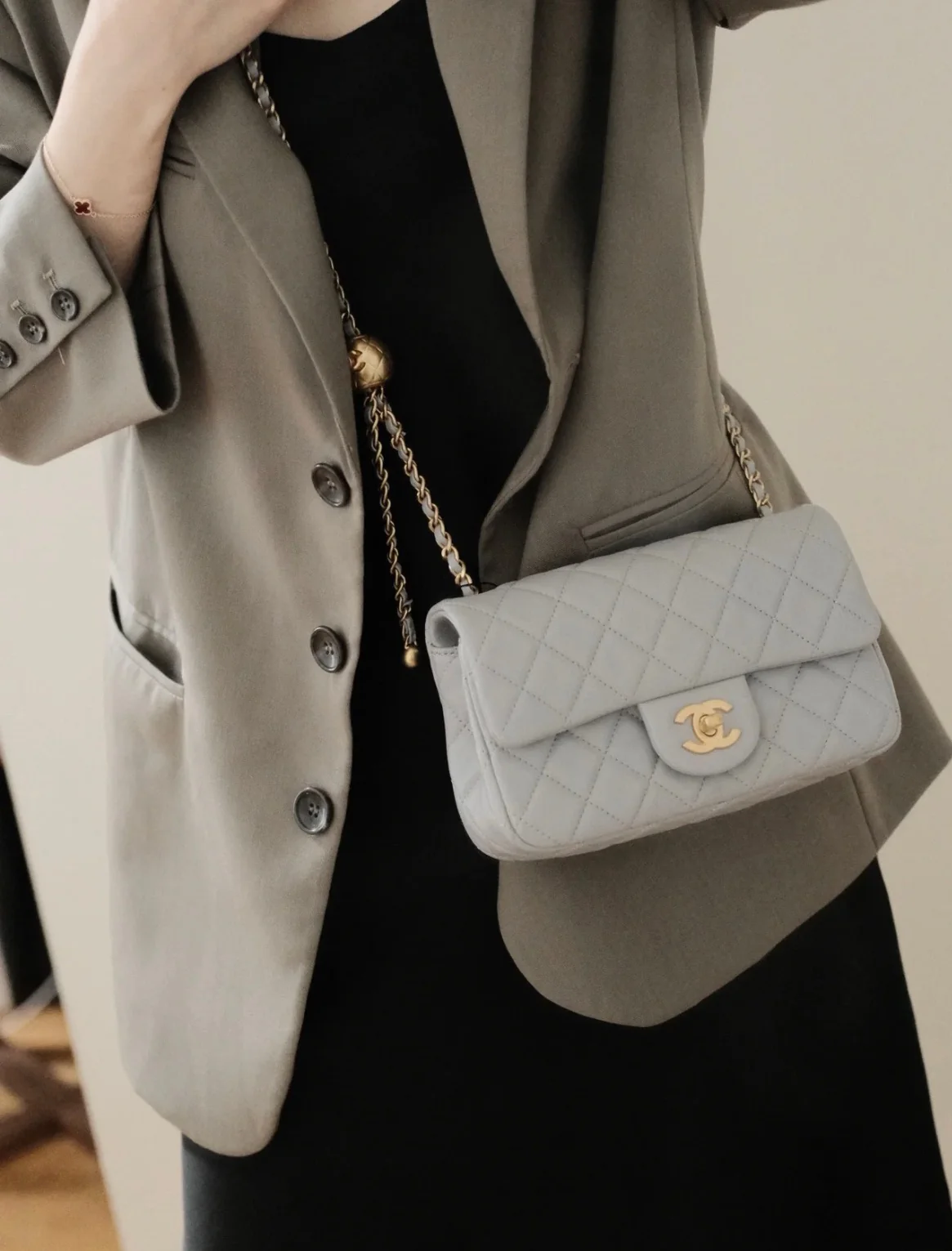 Мини-кювета Chanel CF Gold Ball - светло-серый