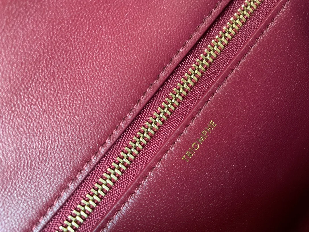 Коллекция Celine осень 2022 - Кожаная сумка Besace на цепочке - Темно-красная