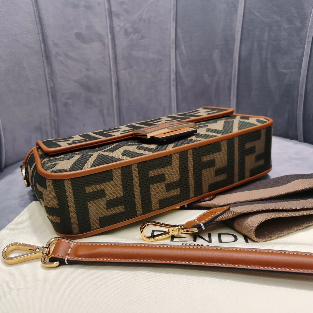 Сумка Fendi Baguette Medium Monogram - 1