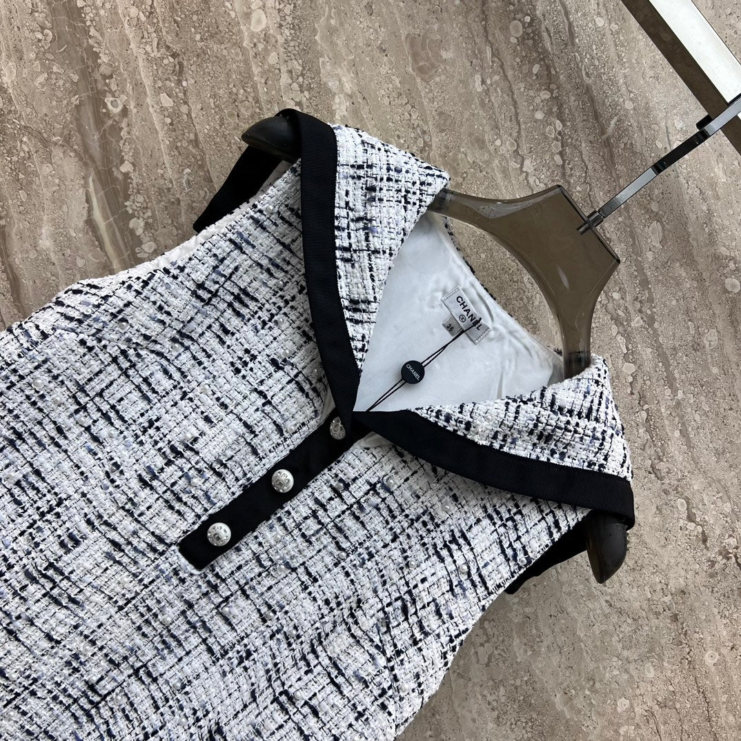 Chanel 2403 - Прочное шерстяное платье с воротником в морском стиле, украшенное жемчугом.