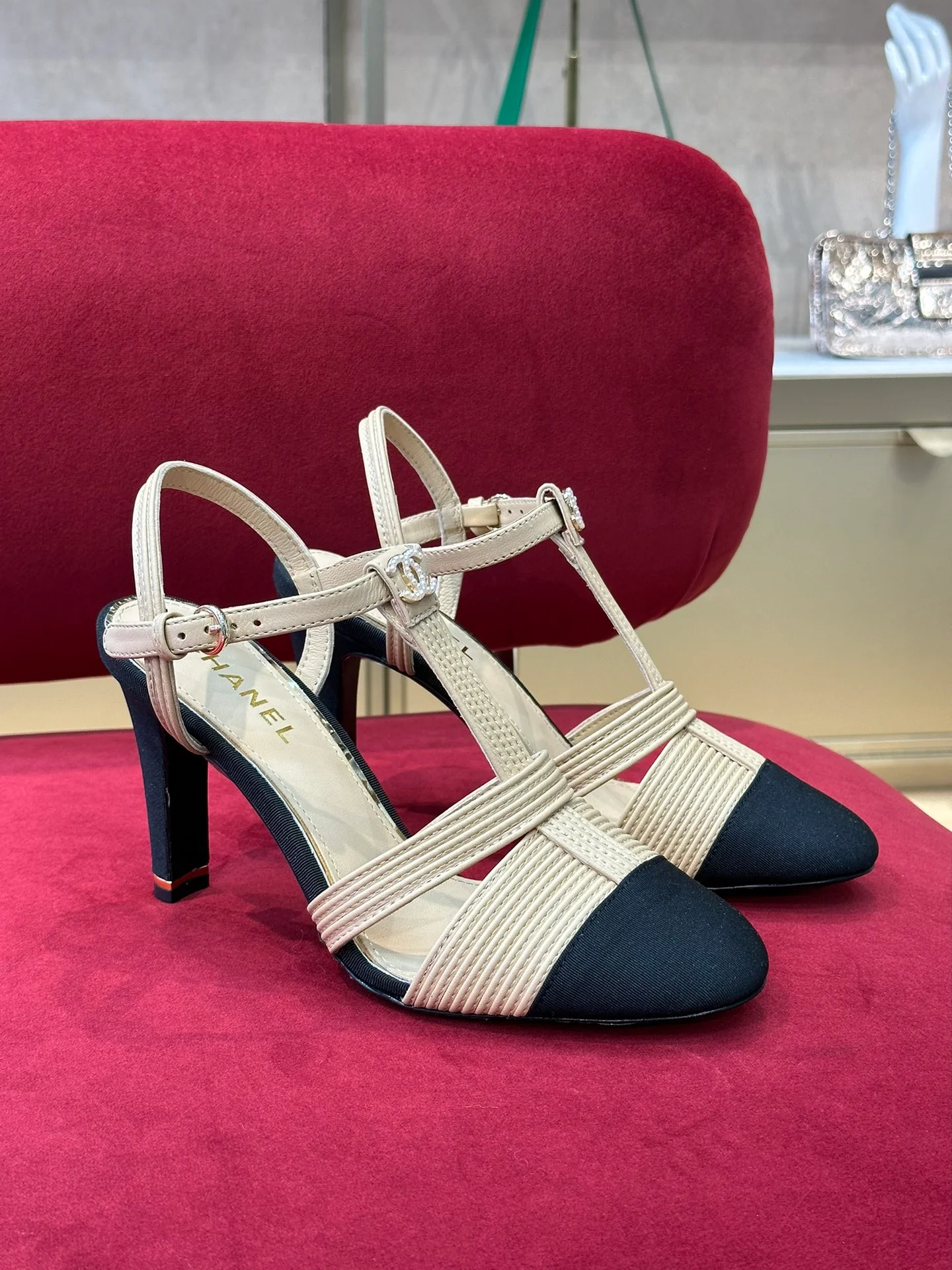 Новинка сезона весна/лето 2023 от Chanel — туфли на шпильке с лоскутным узором из овечьей кожи.