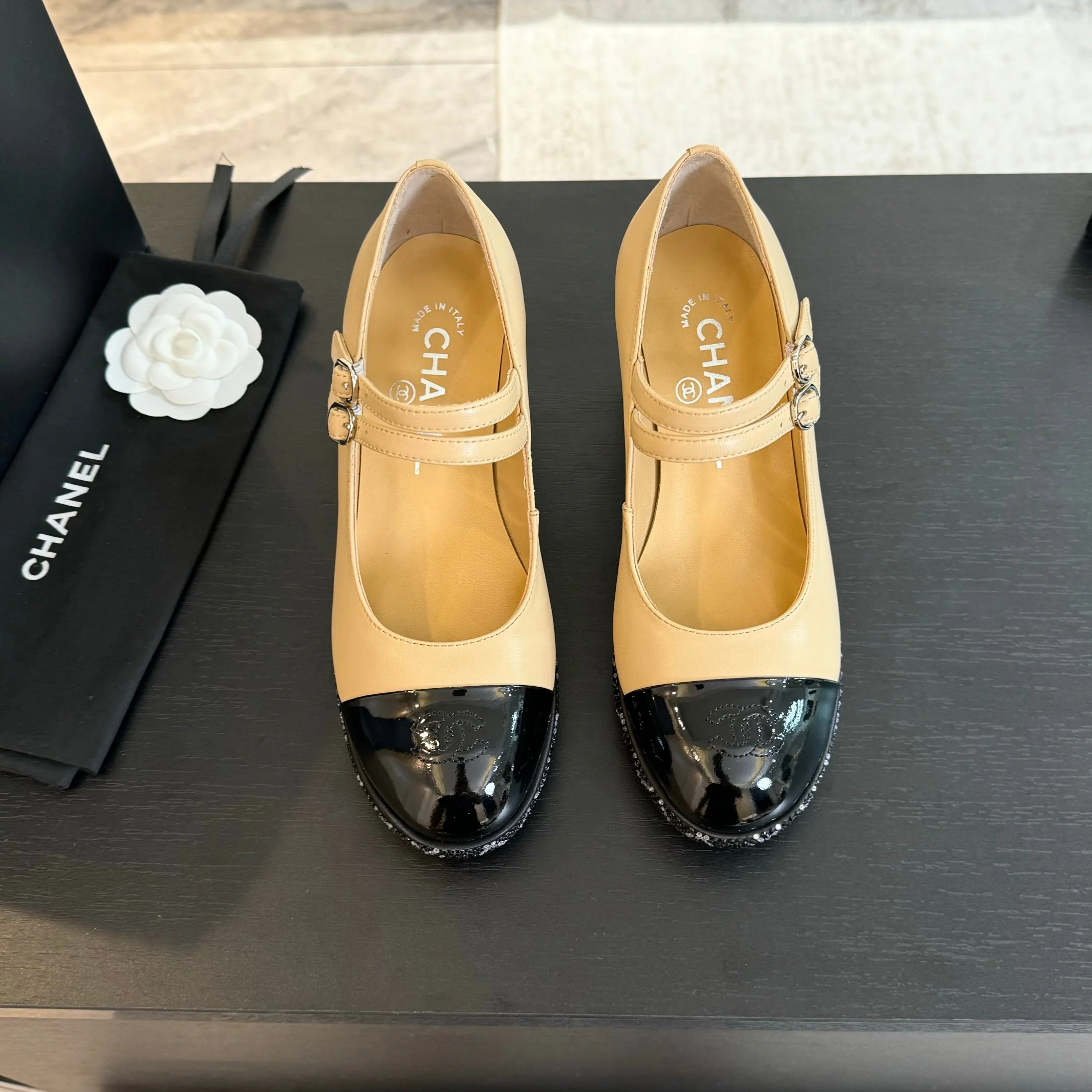 Босоножки на высоком каблуке Chanel 2024 года — цвет ?Молочный чай?.