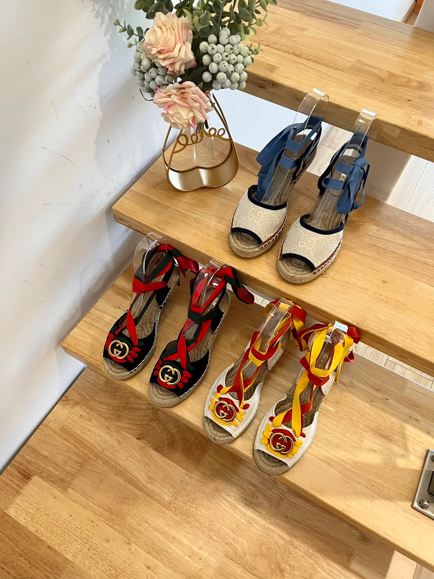 Новинка весны 2023 года от Gucci - Соломенные сандалии на танкетке - Черные