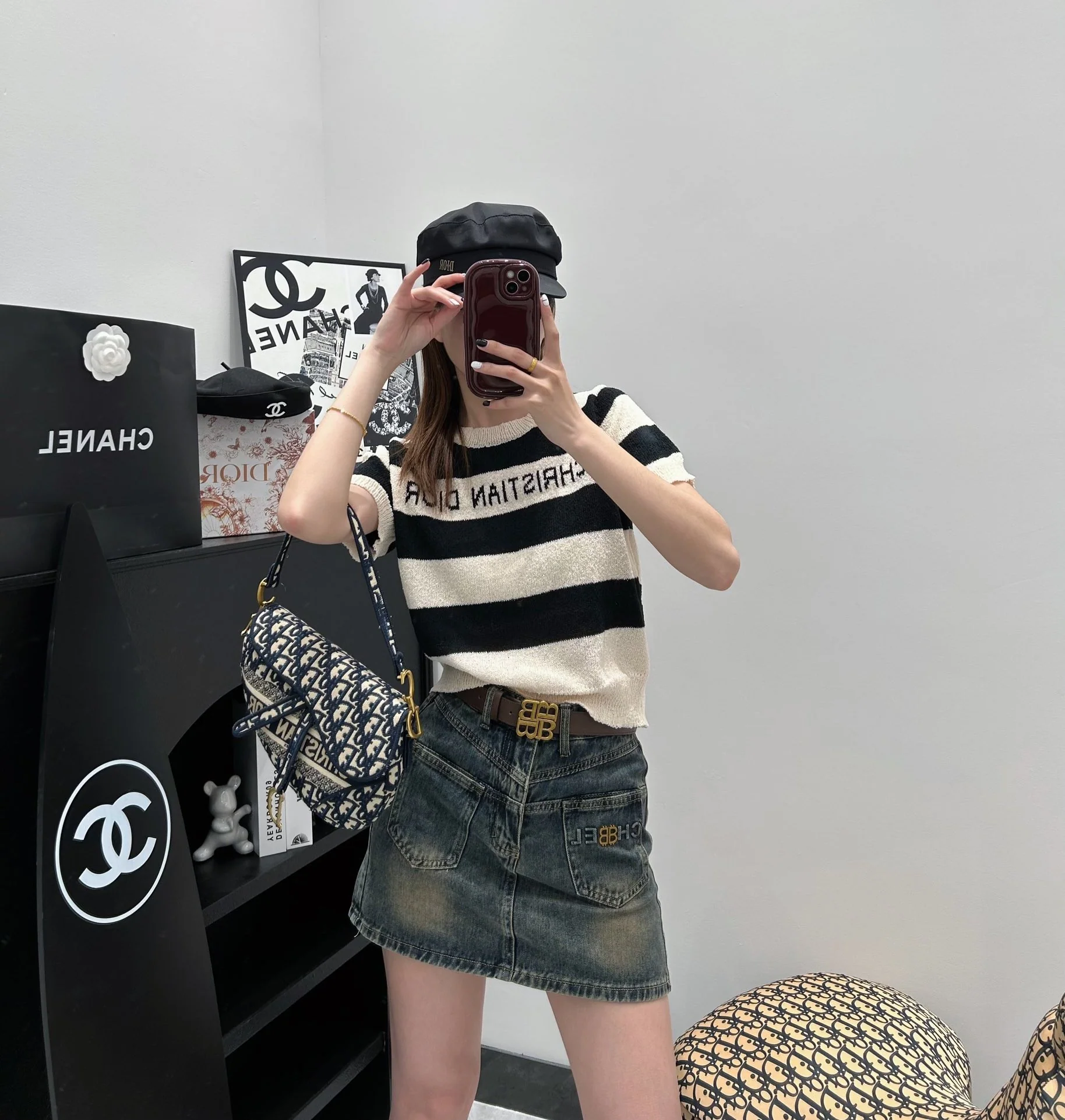 Dior - 2403-24 Ранняя весна. Новая трикотажная футболка с коротким рукавом в полоску и цветовыми блоками.