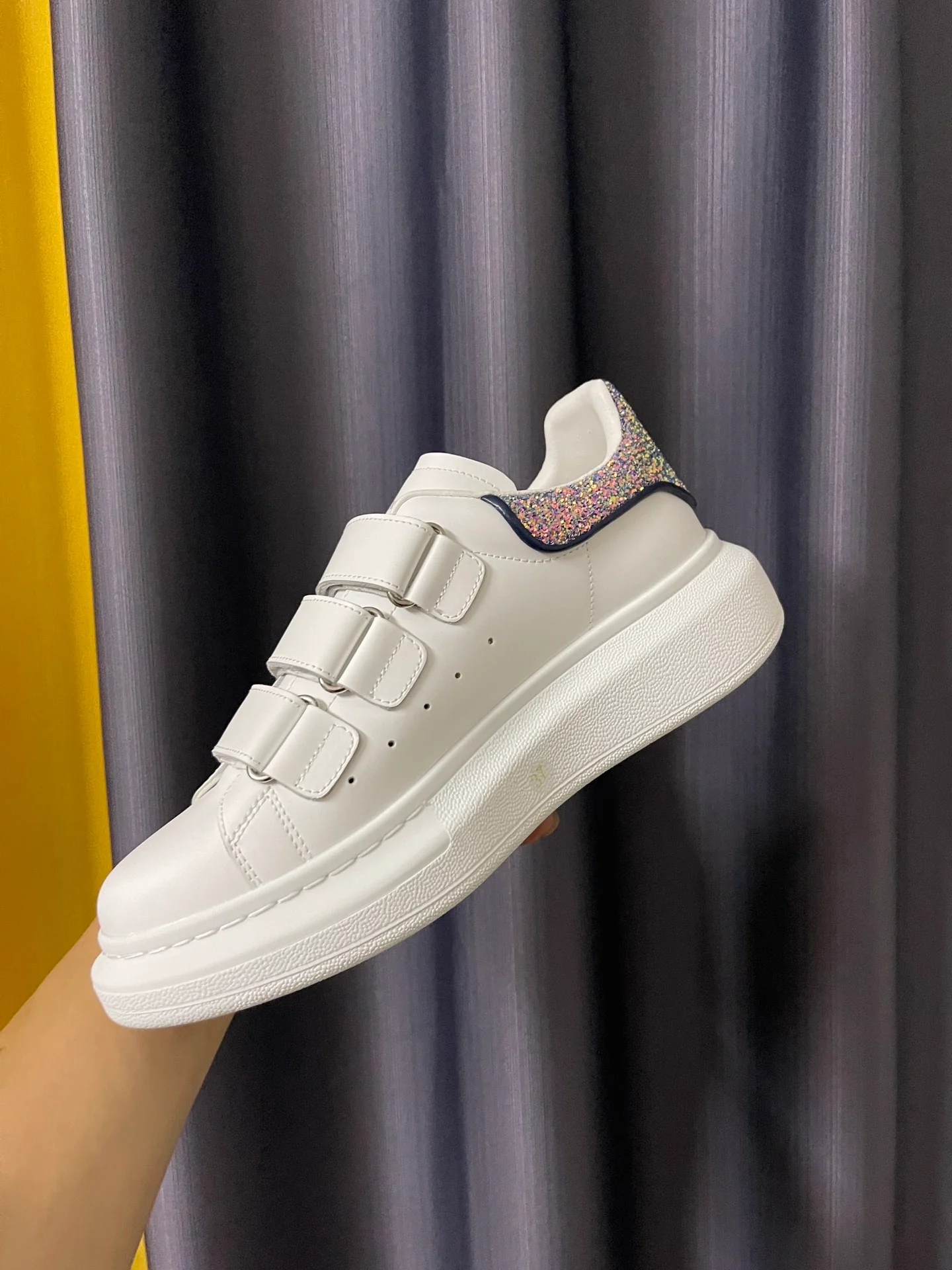 Классические белые кроссовки McQueen - унисекс - дизайн 