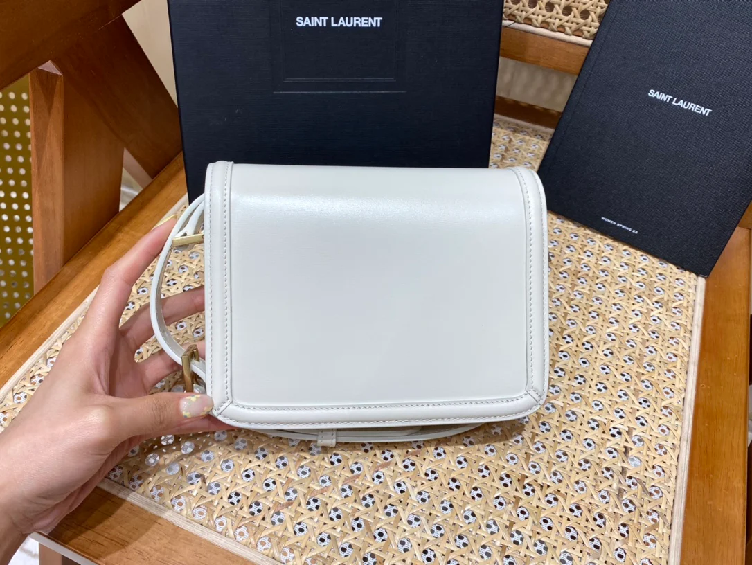 Сумка YSL Solferino Tofu Bag - белая - 18 см - На фото: На мне