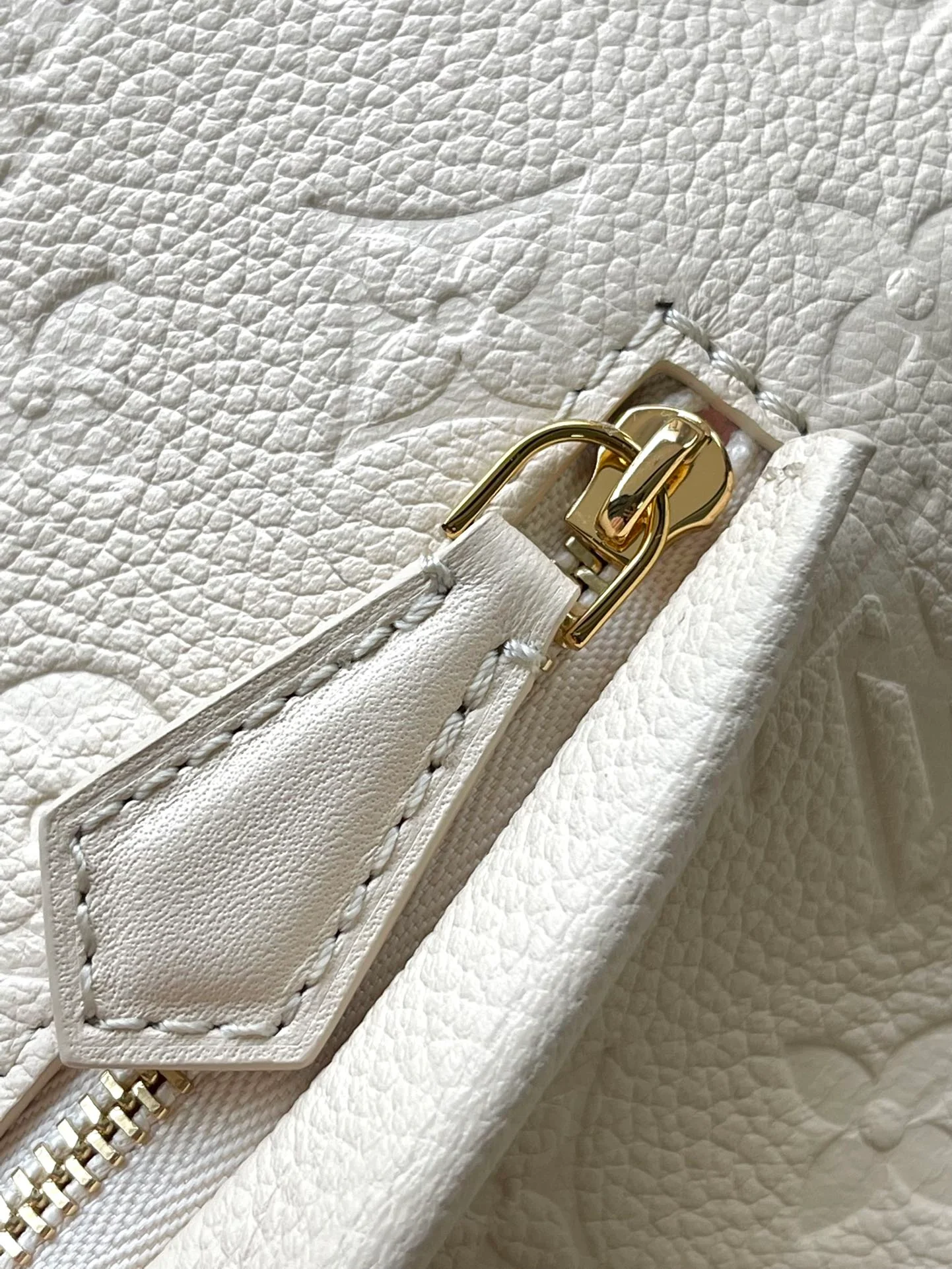 m45397-LV-own-White Backpack