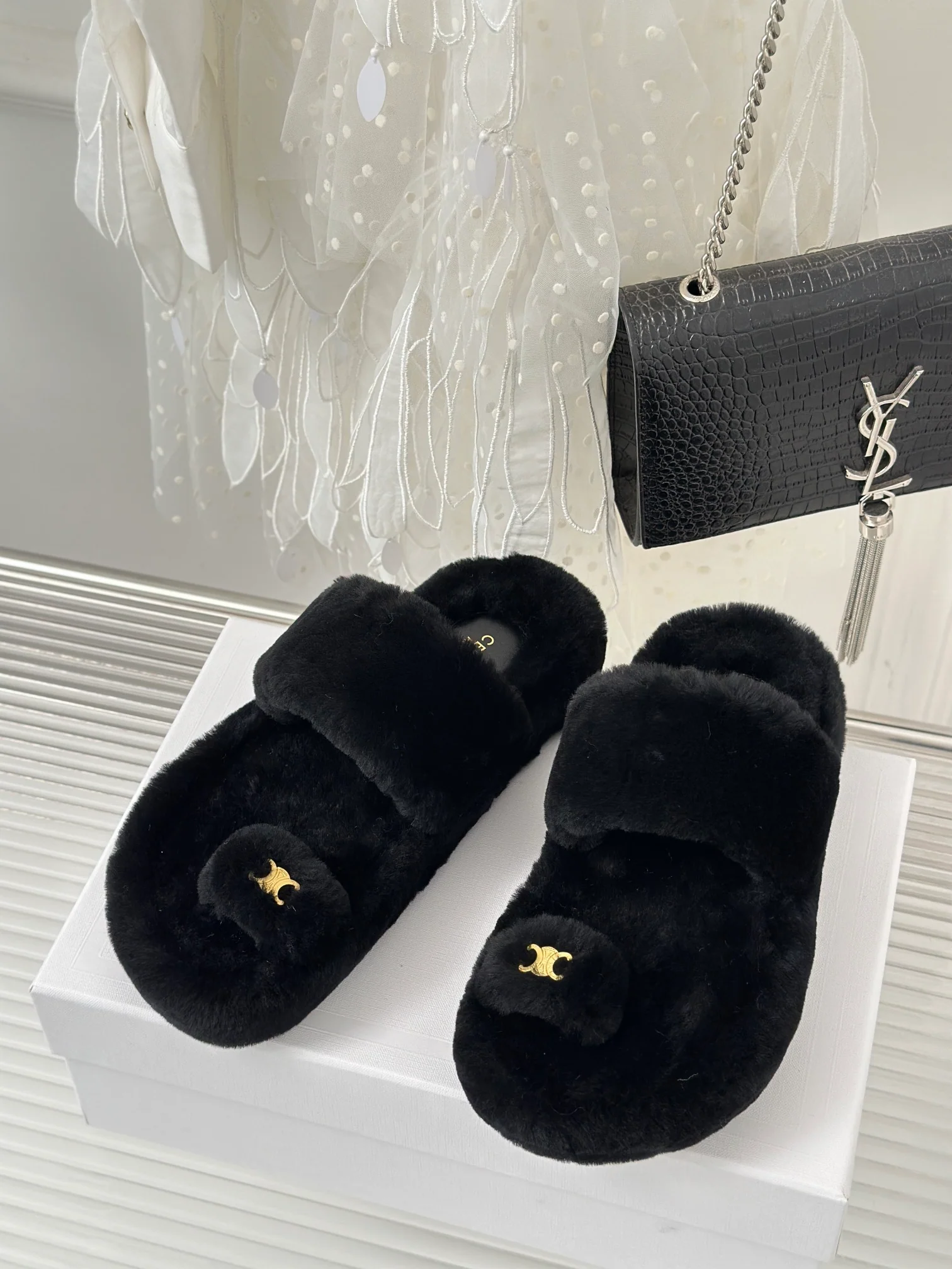 Новинка 2023 года от Celine - Шерстяные шлепанцы - Черные