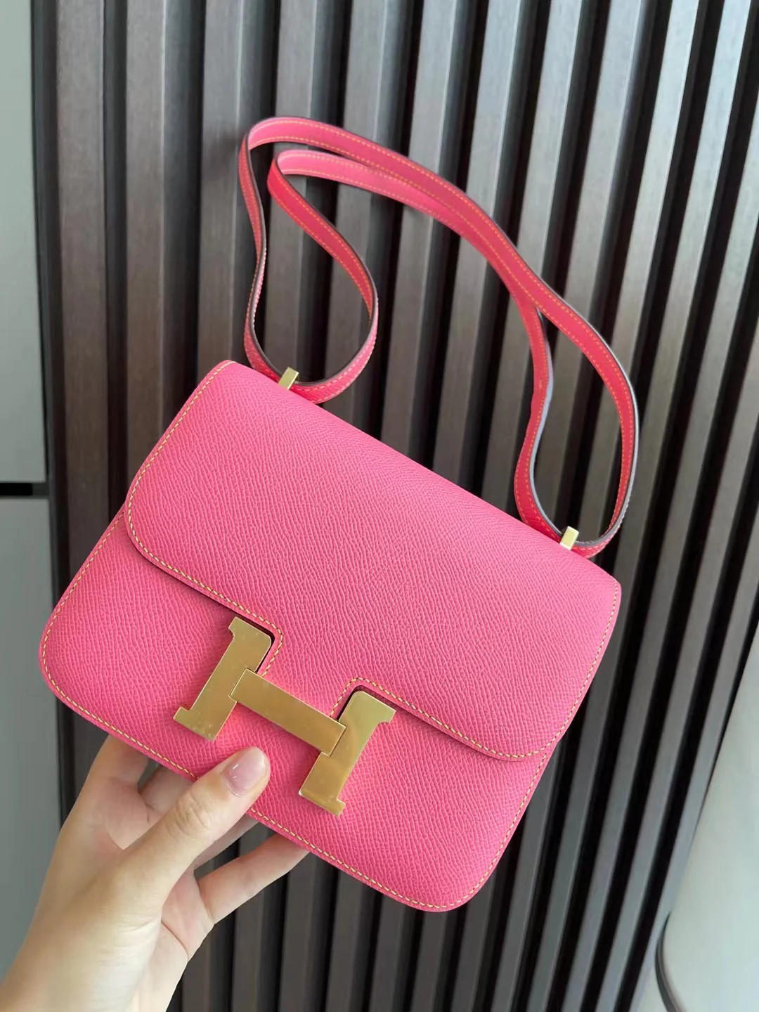 Помада Hermes Constance 19 с розовыми, черными и желтыми полосками - золотая пряжка