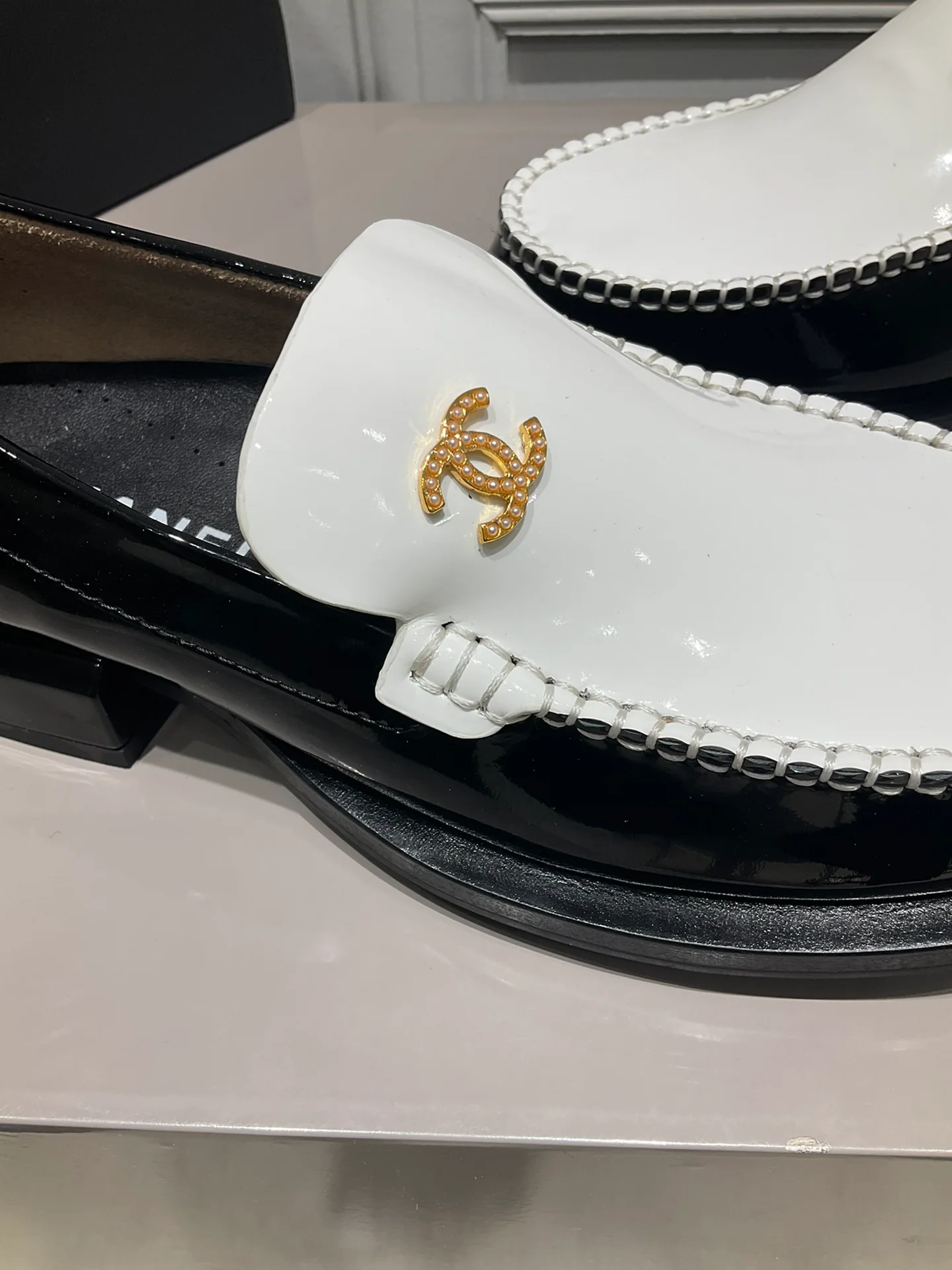 Коллекция Chanel весна/лето 2023 — Лоферы с бриллиантовой пряжкой — Белые