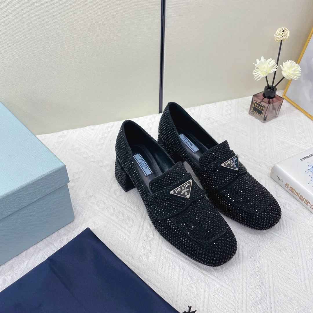 Туфли Prada - Лоферы Prada на низком каблуке, украшенные стразами - черные
