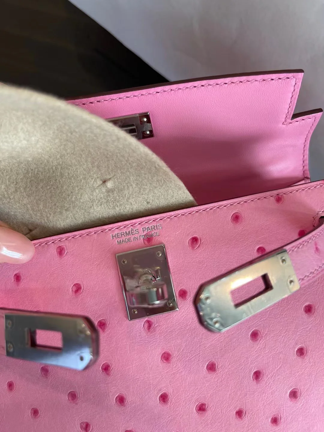 Миниатюрная пряжка Hermes Kelly Mini 2nd Generation из страусиной кожи с эффектом ?пузырьковой пудры?