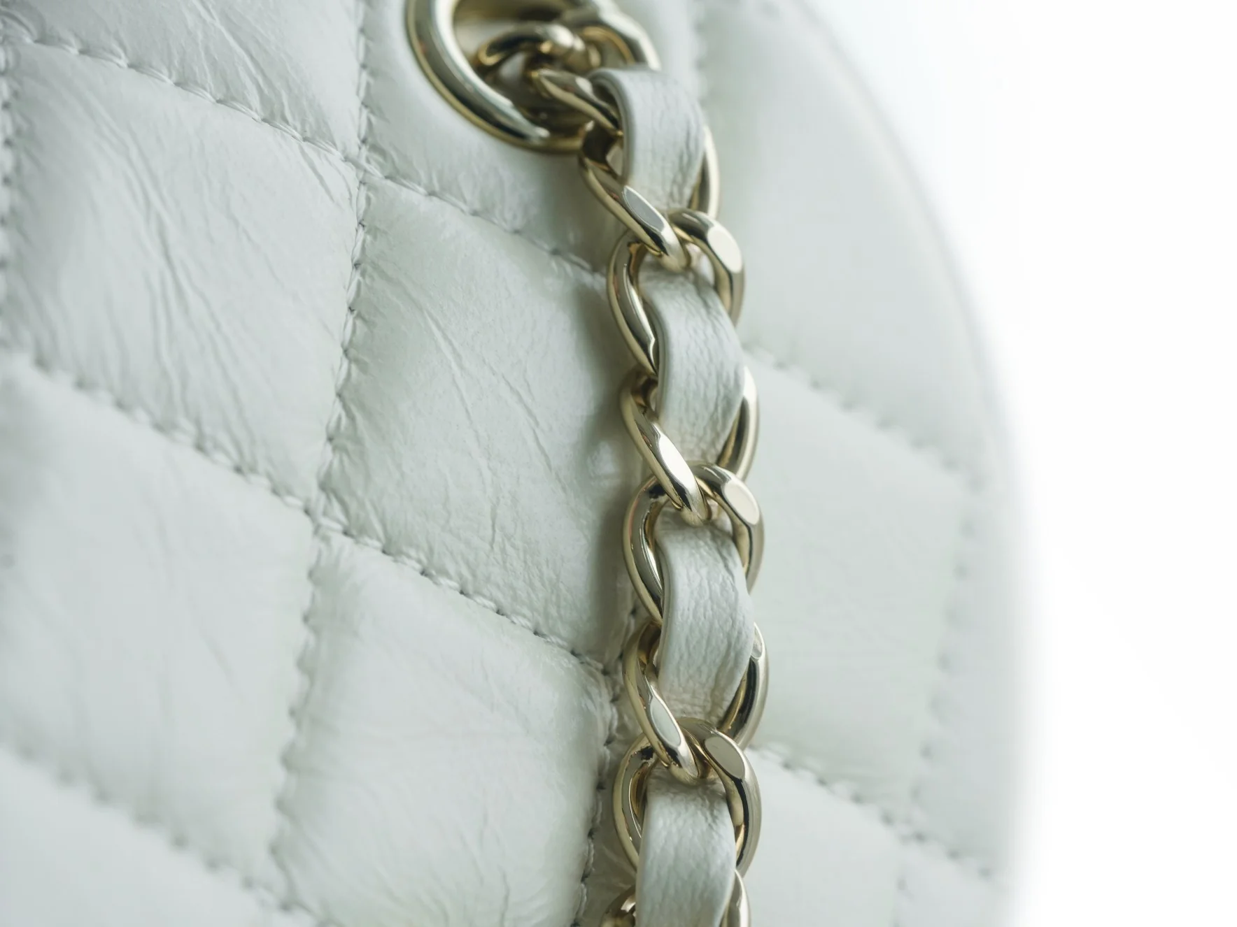 Рюкзак Chanel — белый, из вощеной кожи.