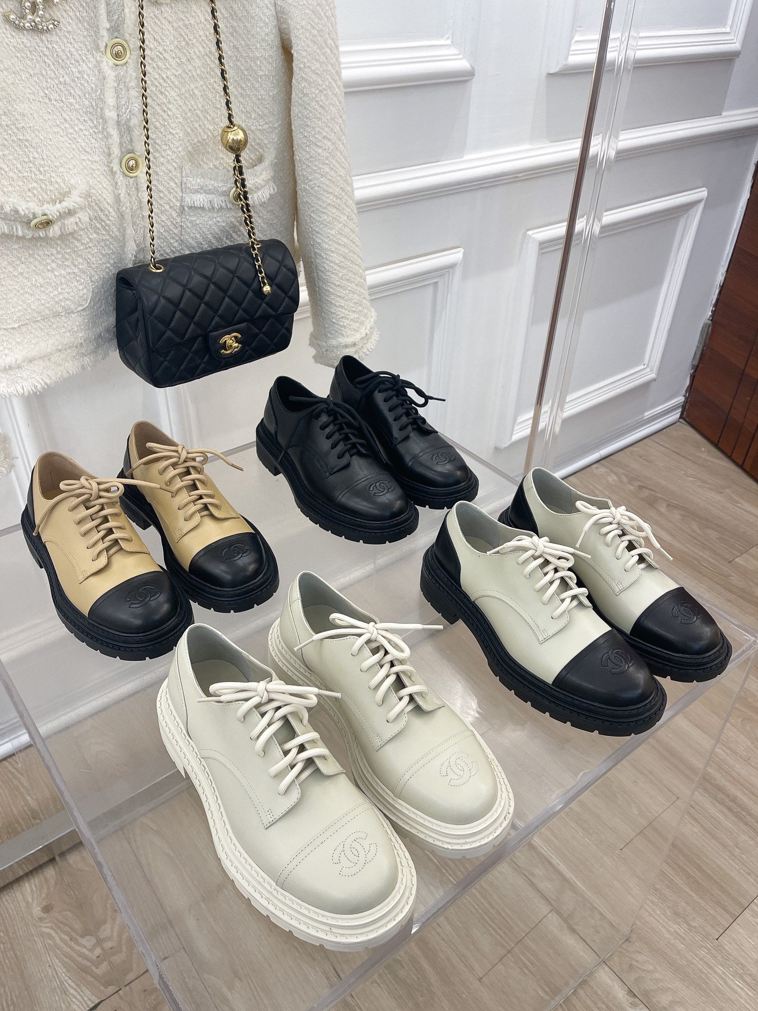 Новинка сезона осень/зима 2022 от Chanel - Классические кожаные туфли - Белые и черные