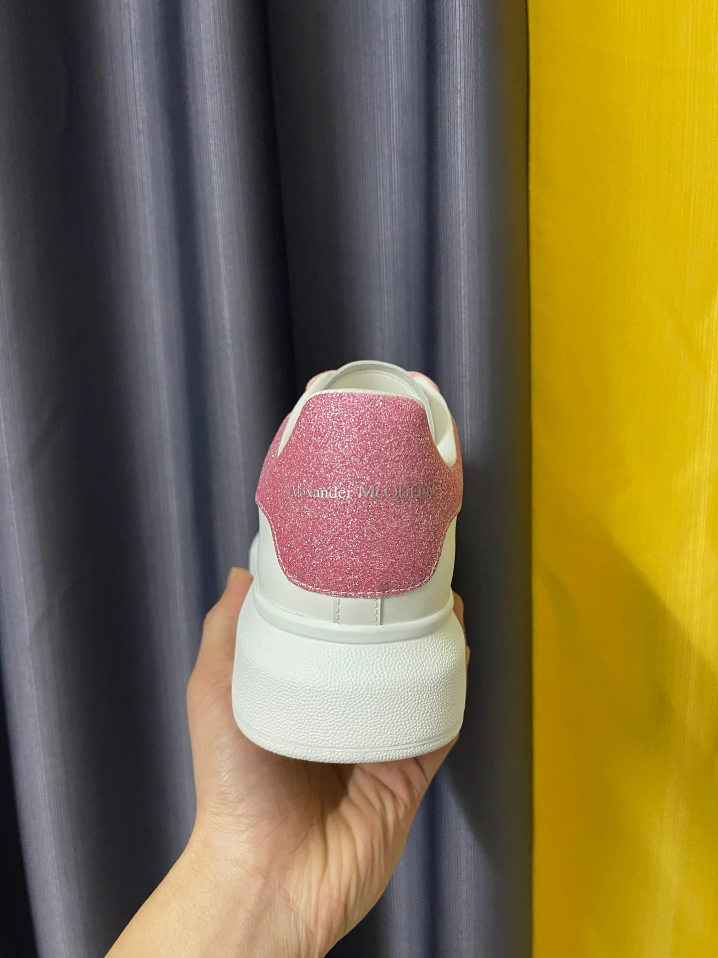 Классические белые кроссовки McQueen с розовыми блестками