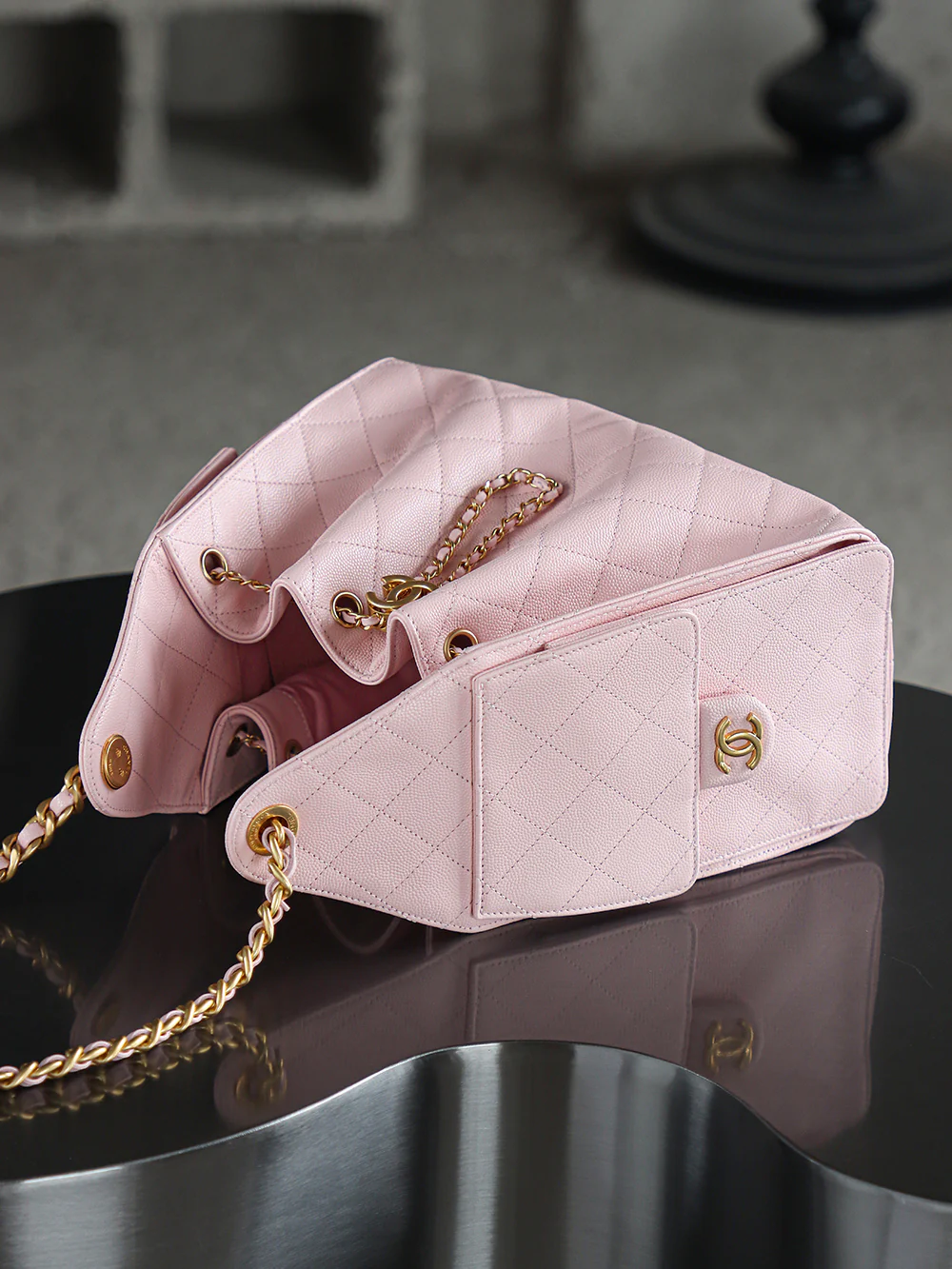 Сумка-хобо Chanel 25c Hippie, маленькая, розовая, с золотой пряжкой.