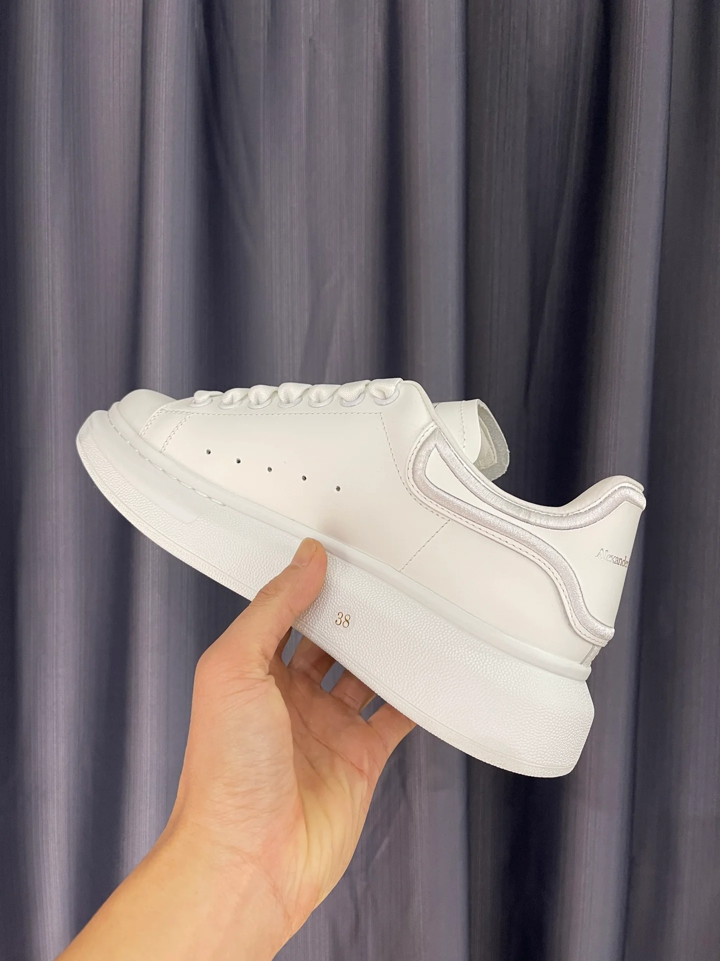 Классические белые кроссовки McQueen - унисекс - белый и серебристый каблук с объемной вышивкой