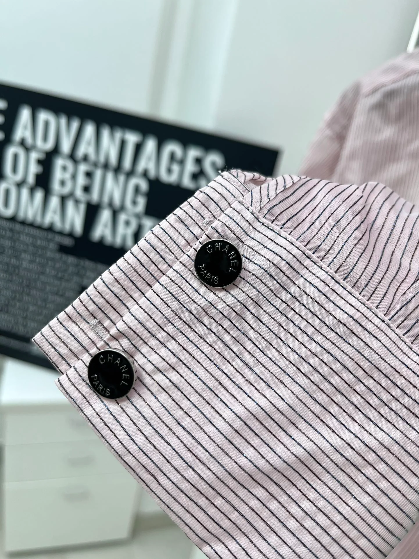 Chanel 2403 - Рубашка с двойным С-образным воротником и тонким узором - Розовая