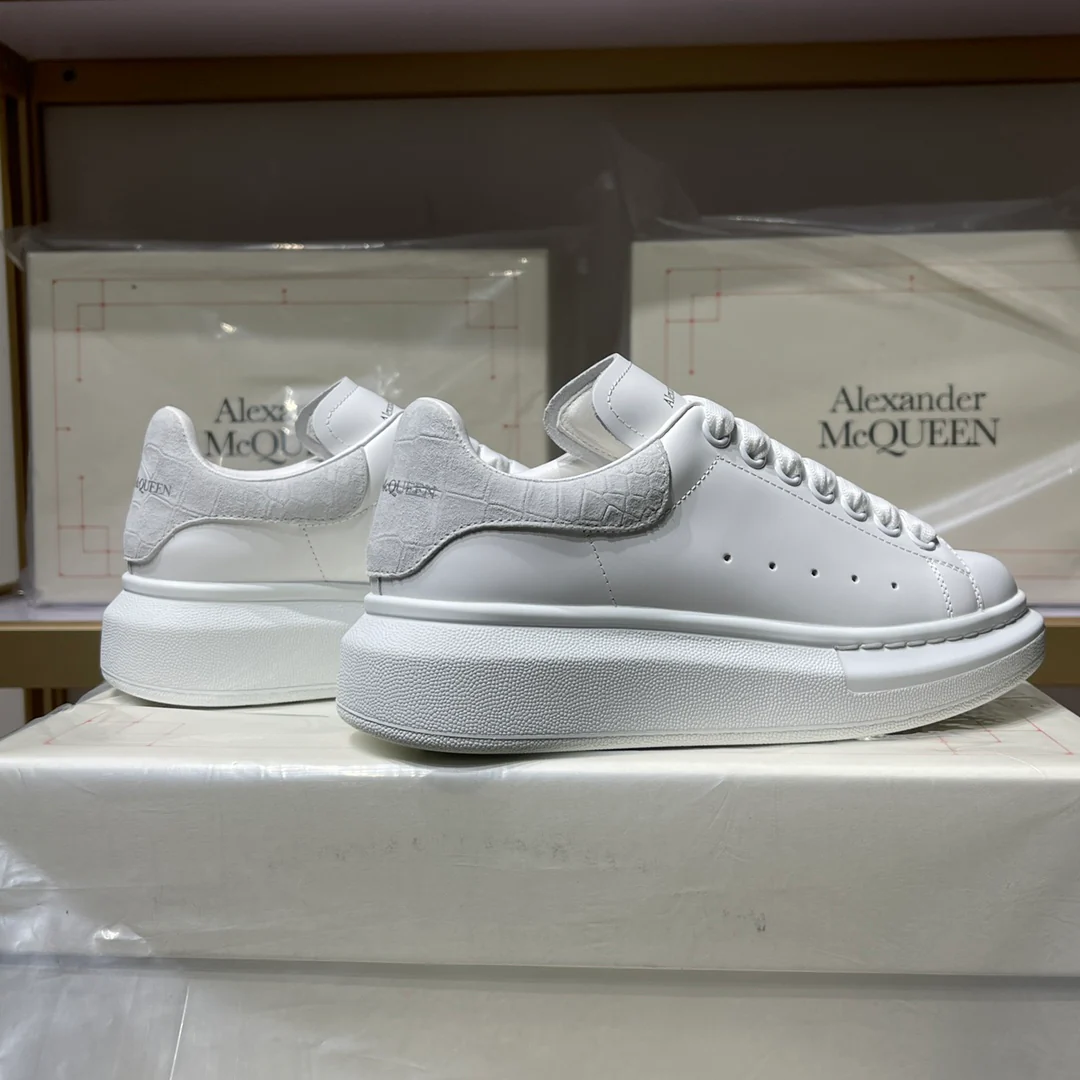 Классические белые кроссовки McQueen - унисекс - белый бархат с крокодиловым рисунком на задней части