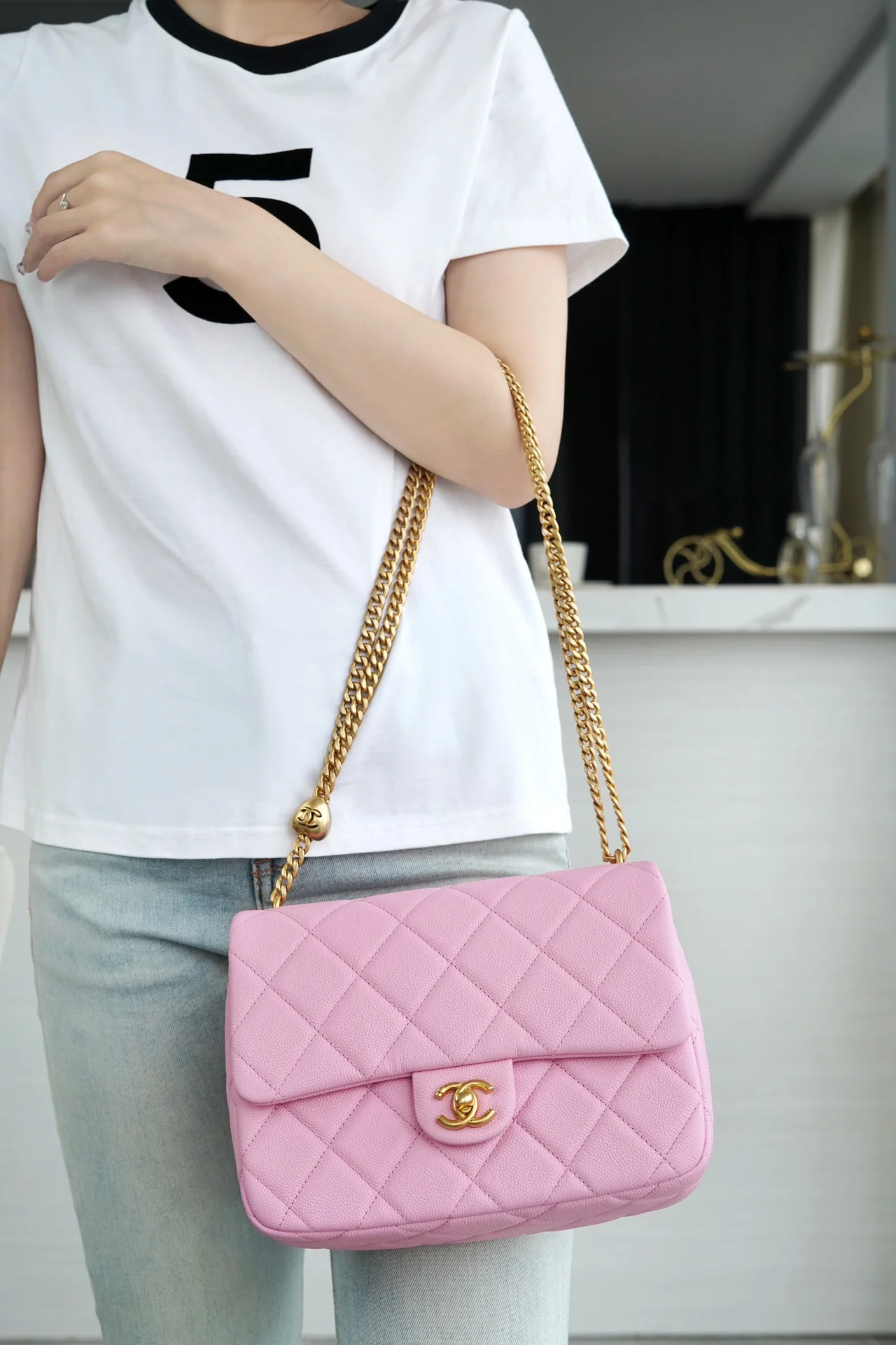 Новинка сезона весна/лето 2023 от Chanel - Сумка на цепочке в форме сердца - CF Bag - Светло-розовая - 24 см