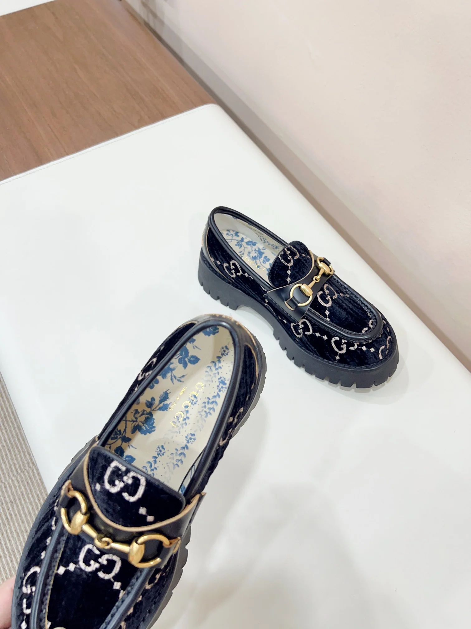 Новинка сезона осень/зима 2023 от Gucci — Лоферы — Черные с монограммой.