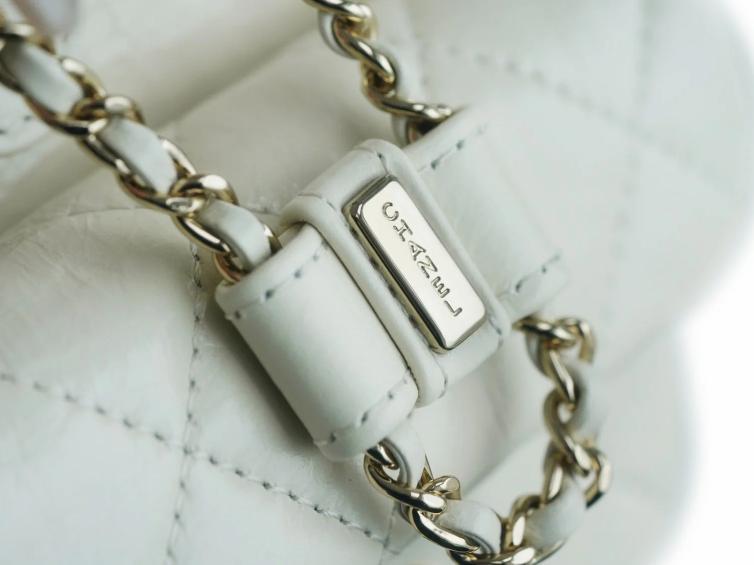 Рюкзак Chanel — белый, из вощеной кожи.