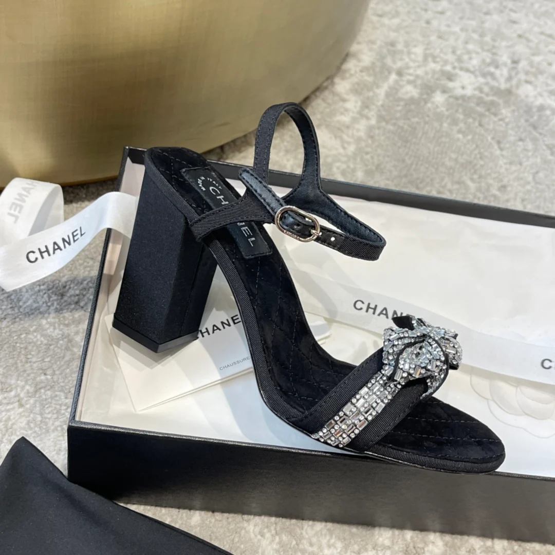 Новинка сезона весна/лето 2023 от Chanel - Босоножки на массивном каблуке с бантом из кристаллов и страз - высота 8-5 см - Черные