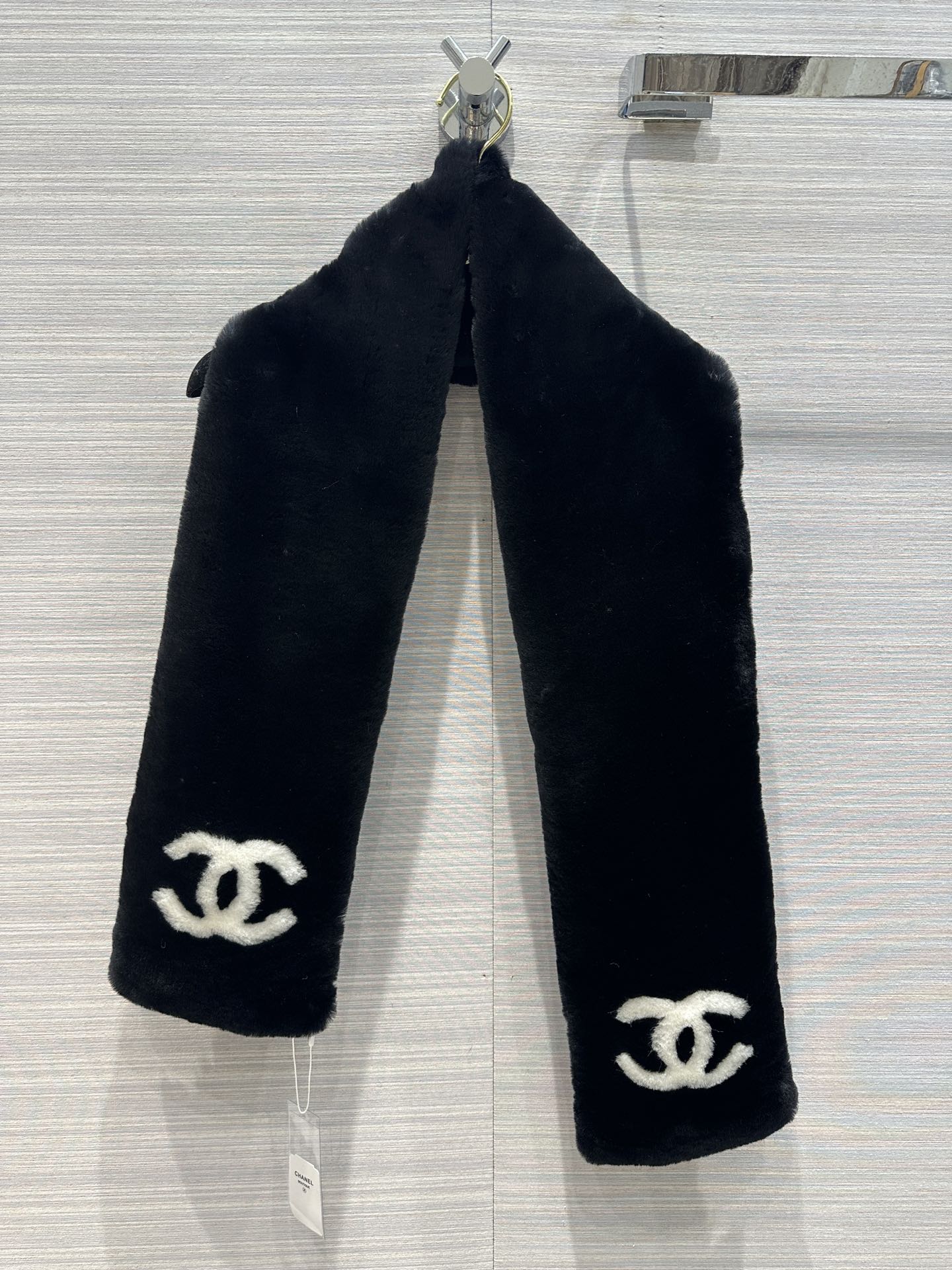 Новый шарф Chanel Double C из коллекции осень/зима 2023 — черный.