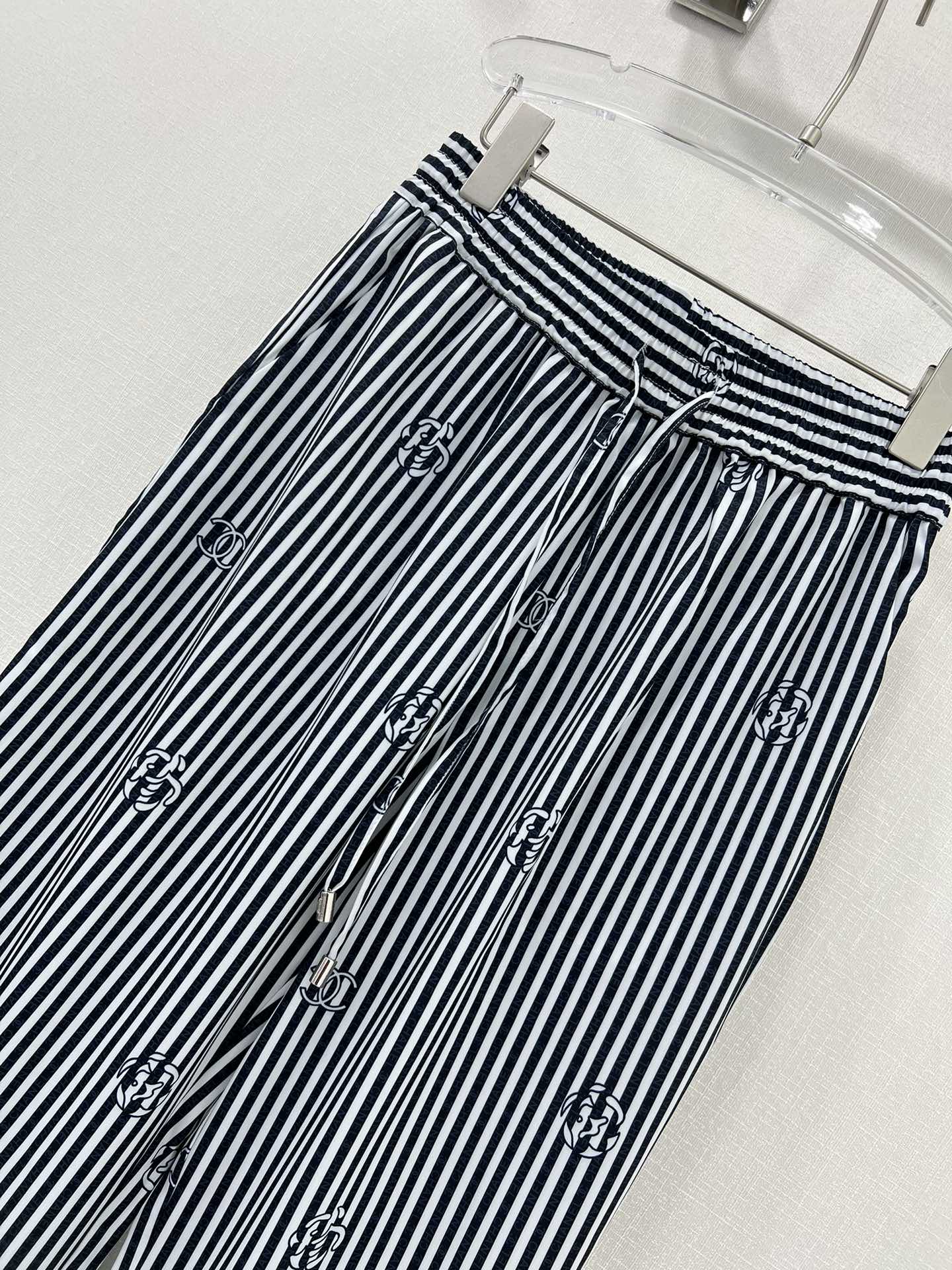 Новые брюки прямого кроя Chanel 2404 Весна/Лето: полоски с принтом