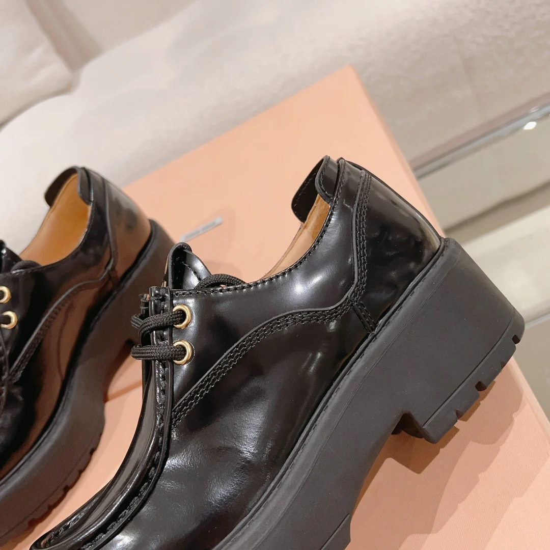 Новинка сезона осень/зима 2023 от Miu Miu - Лоферы на шнуровке и платформе - Черные