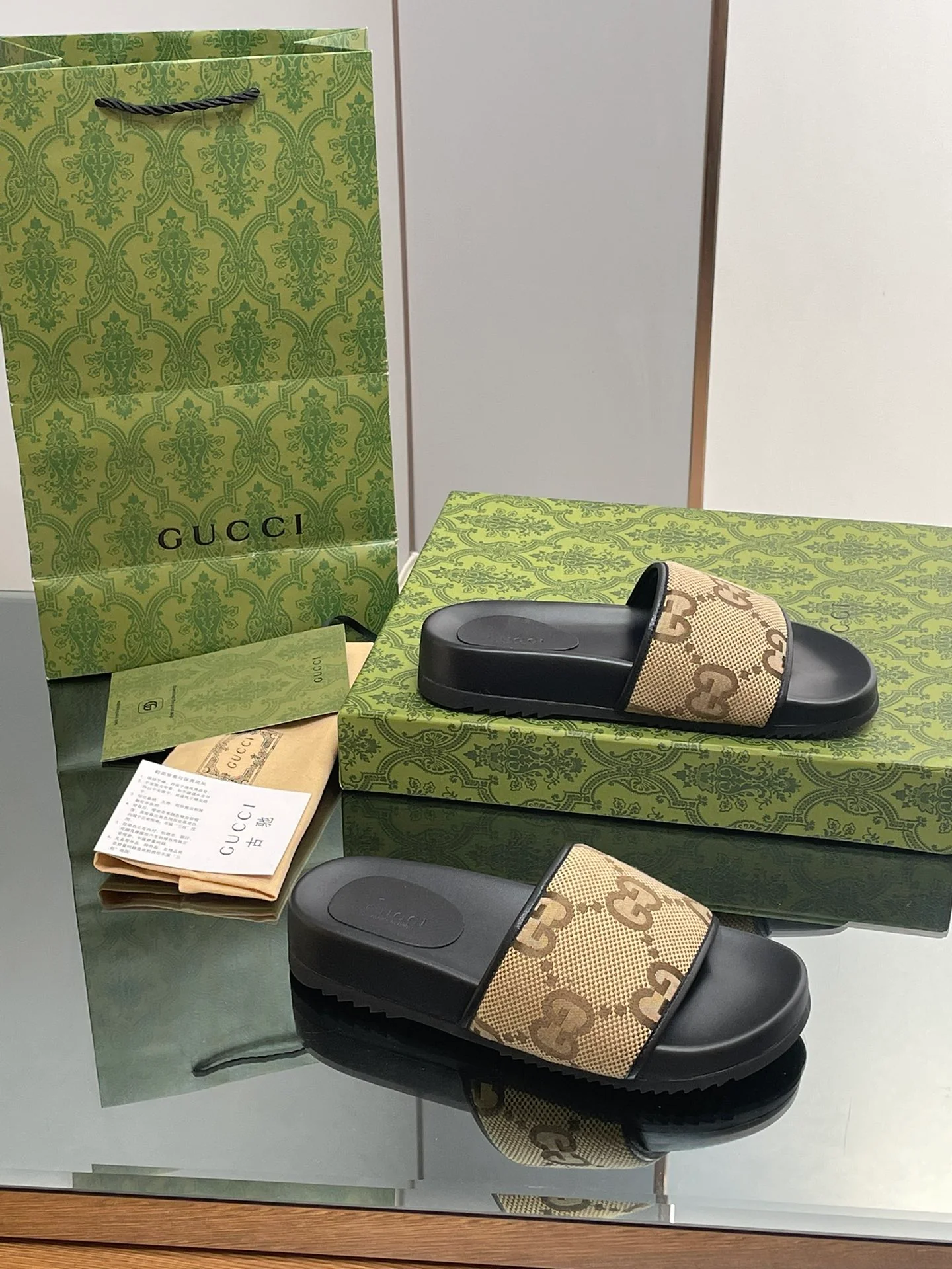 Новинка сезона осень/зима 2023 от Gucci - мюли с монограммой.
