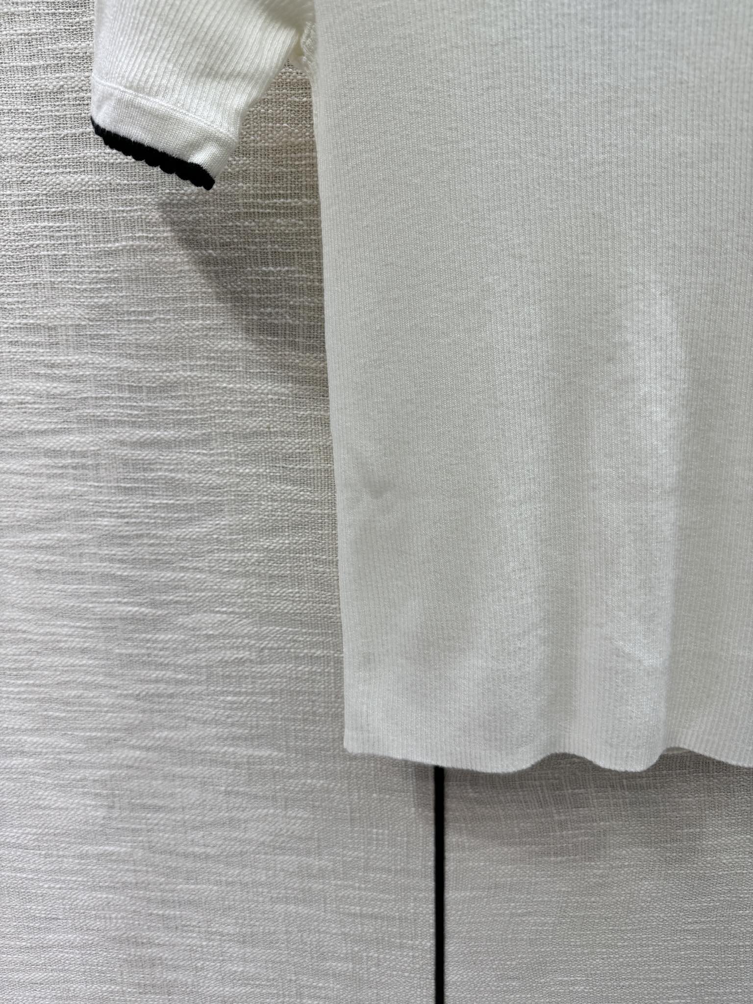 Chanel 2404 - Вязаный топ с короткими рукавами и контрастным вырезом горловины - Белый