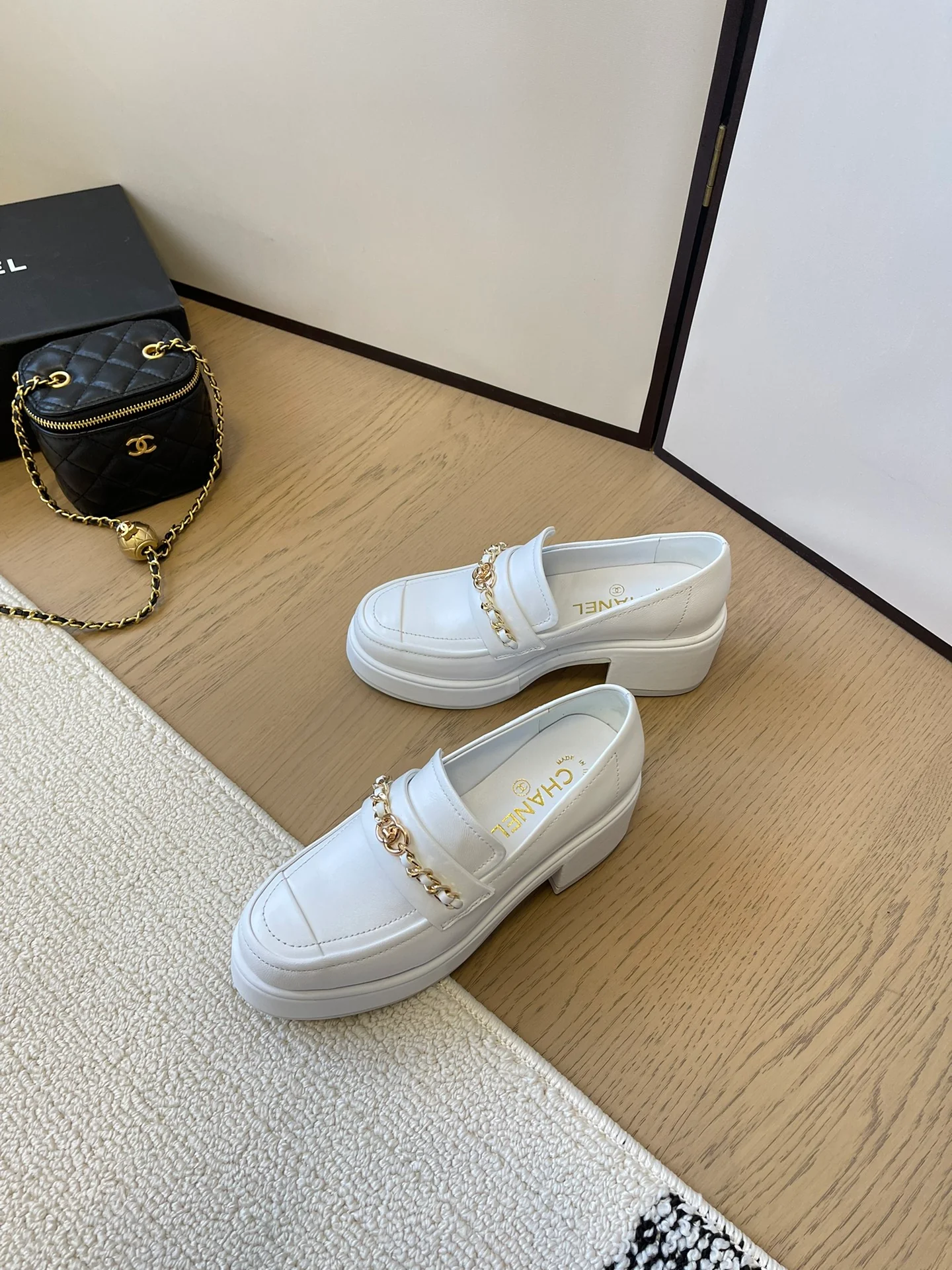 Лоферы Chanel 2024 - белые