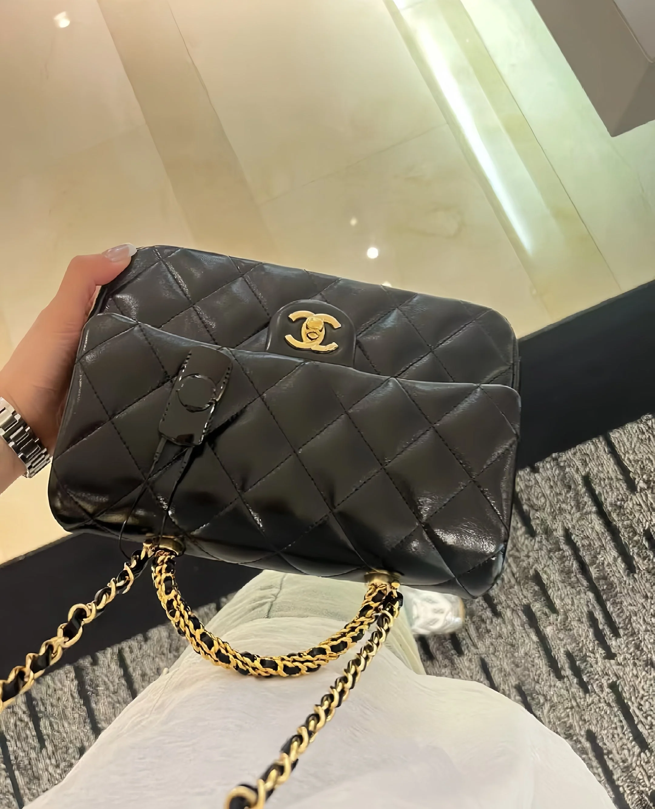 Большая черная сумка Chanel с клапаном и поворотной ручкой.