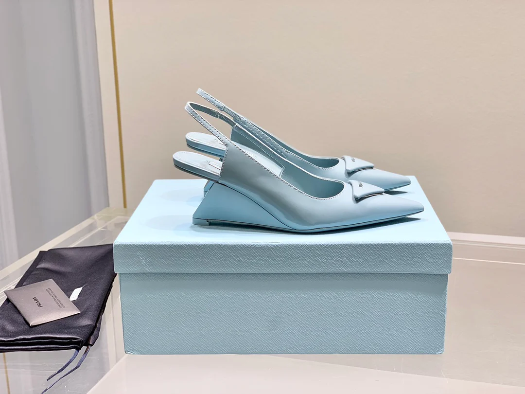 Prada - Синие туфли на низком каблуке