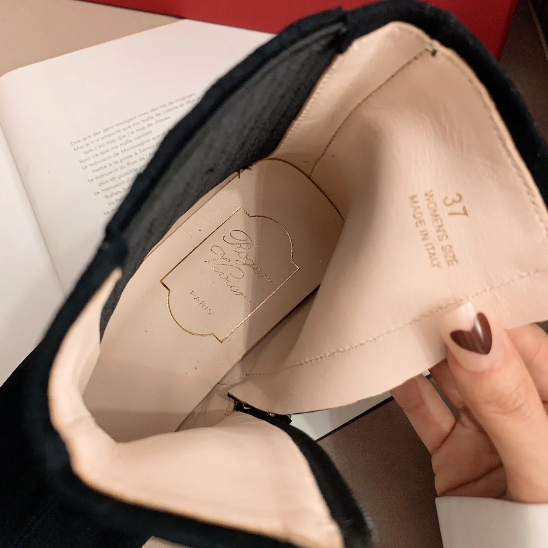 Замшевые ботинки челси с металлической пряжкой