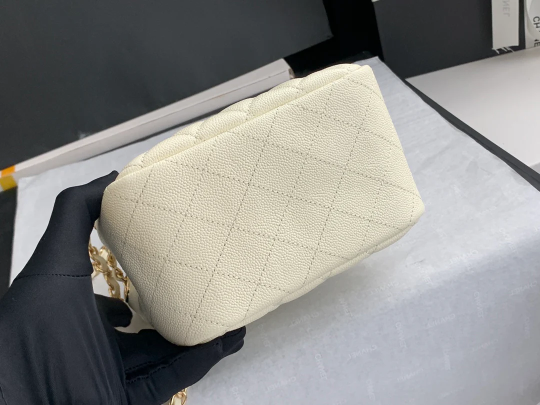 Новая сумка-тоут Chanel весна/лето 2022 — белая.