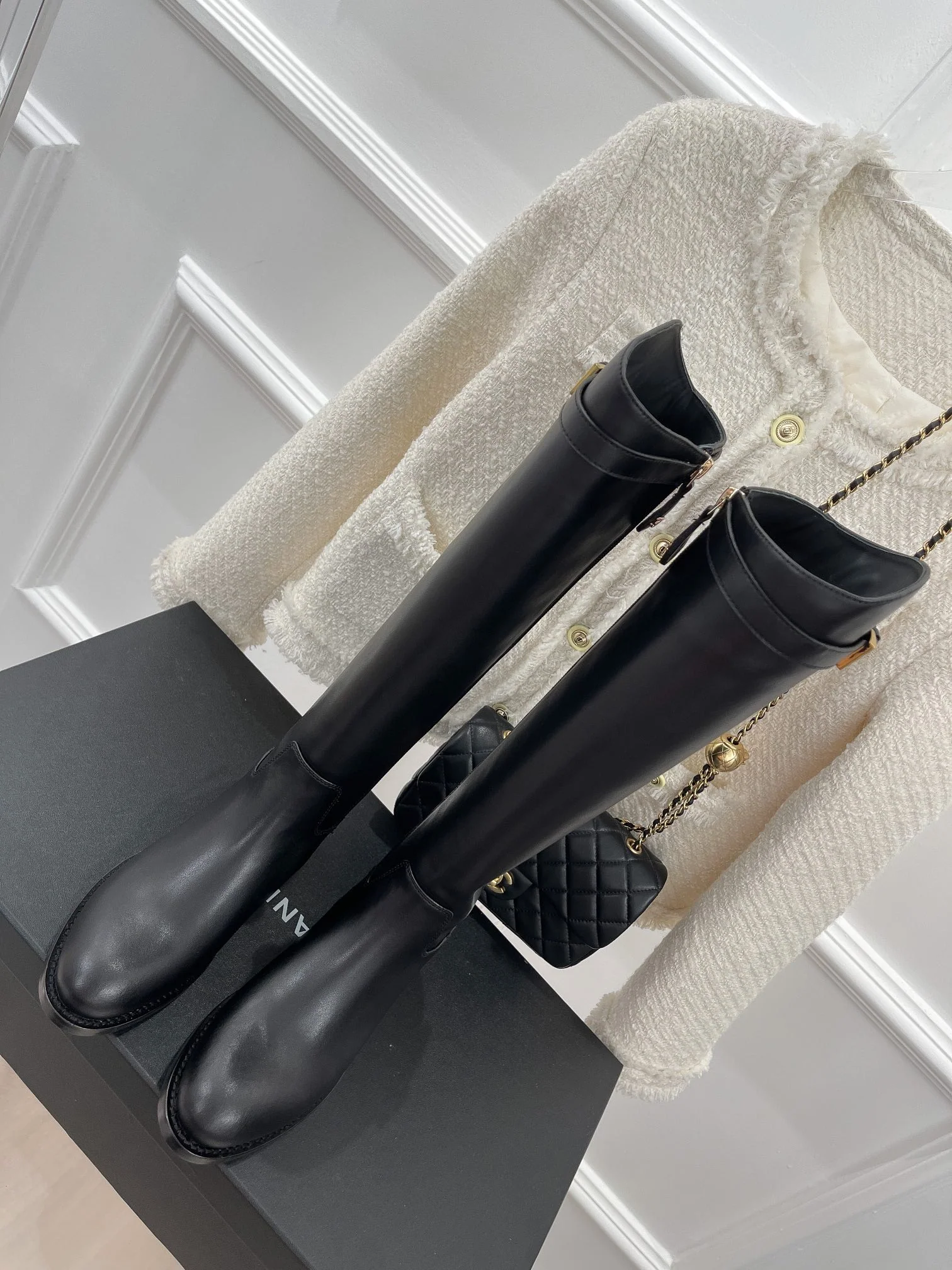 Новинка сезона осень/зима 2023 от Chanel - Классические сапоги для верховой езды - Высокие сапоги - Черные