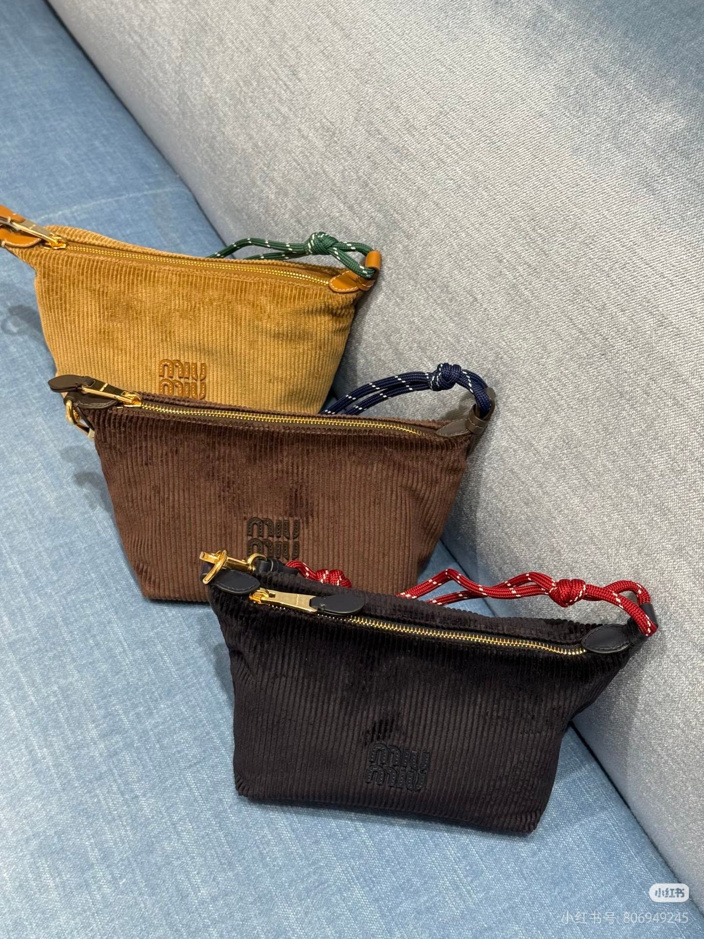 Сумка-ланч Miu Miu 5ne84 из замши, цвет хаки.