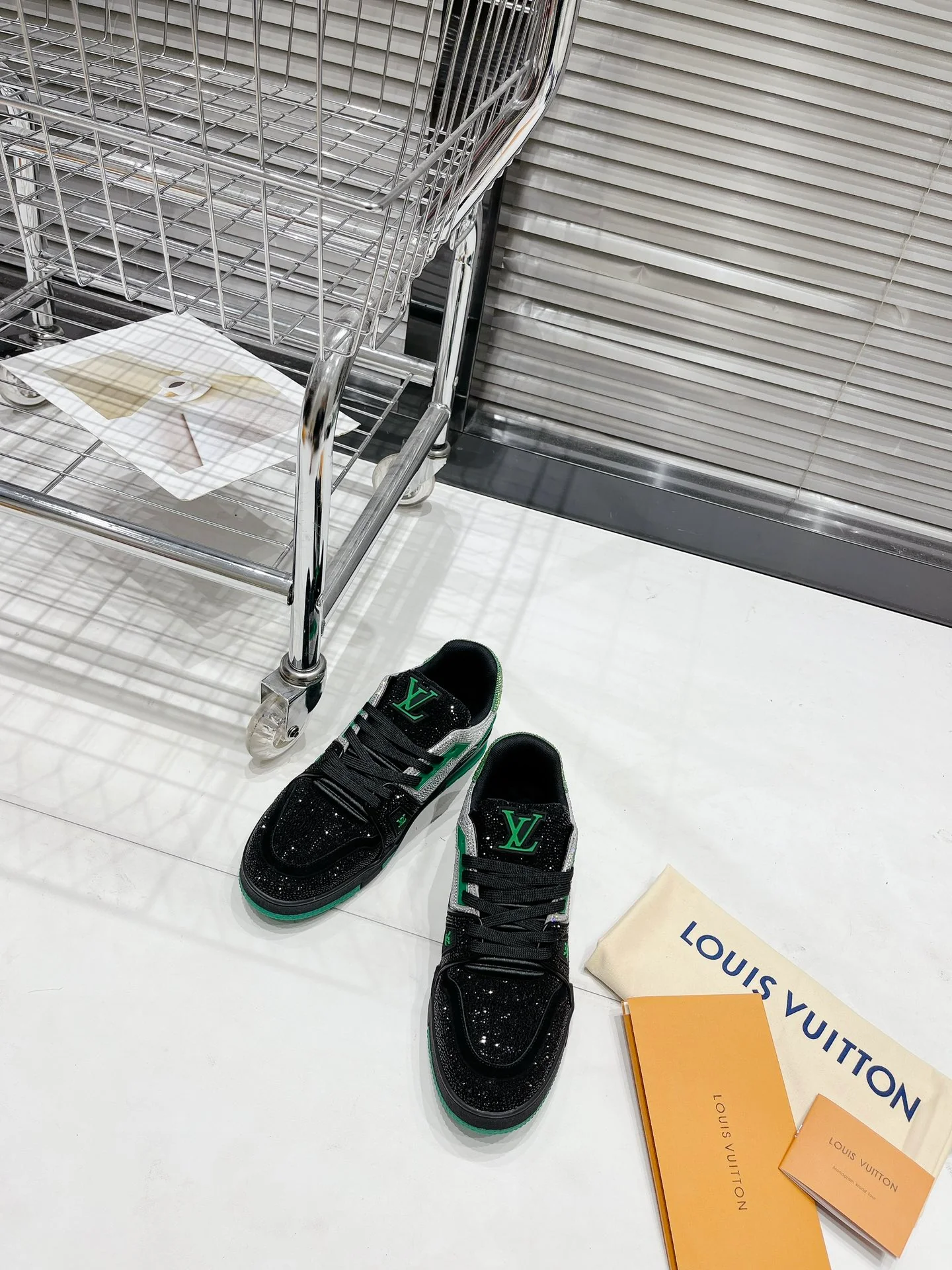 Кроссовки LV Trainer - обувь для скейтбординга - глянцевый черный/зеленый - унисекс