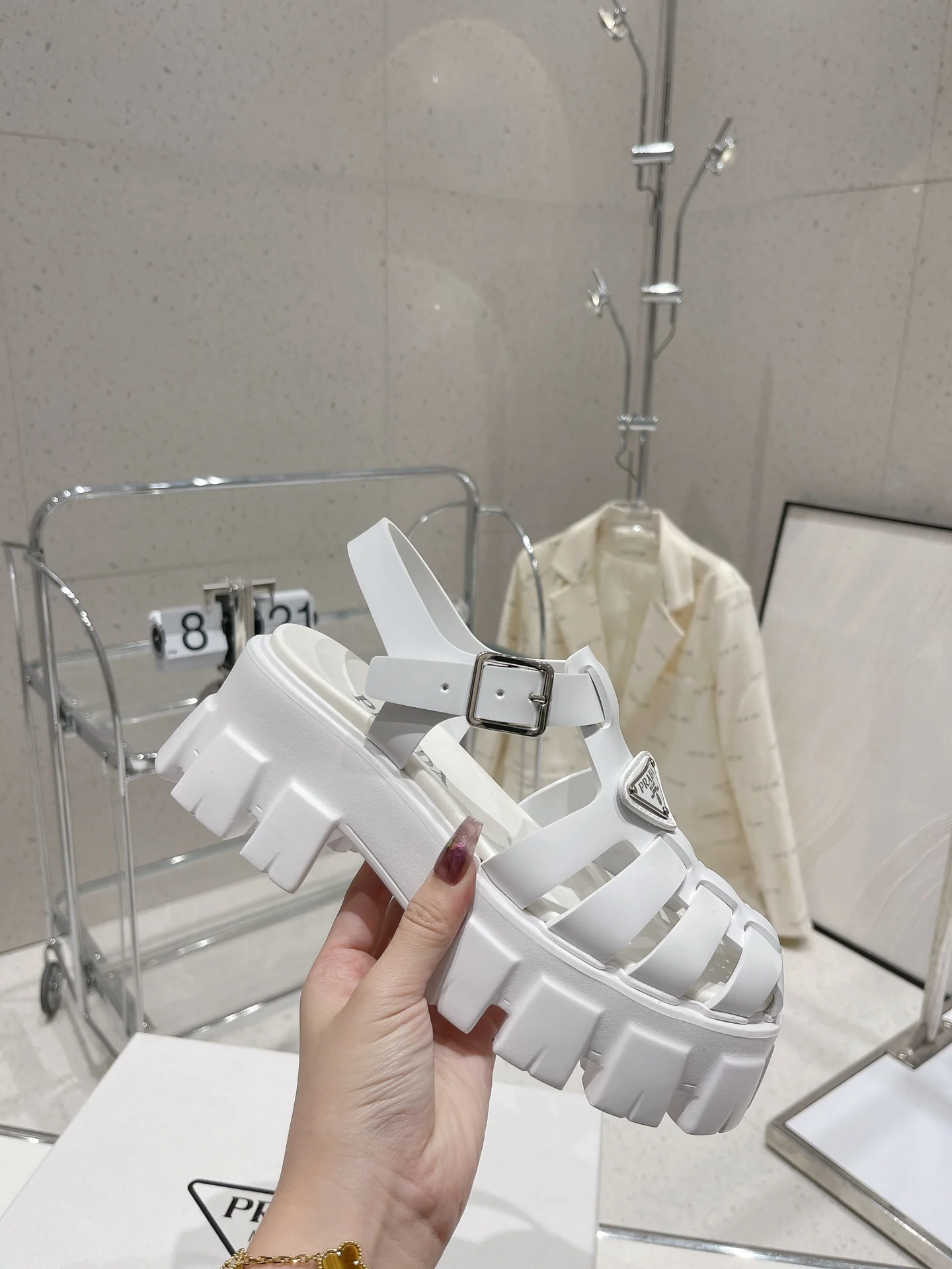 Новинка сезона весна/лето 2022 от Prada - Сандалии на платформе - Белые