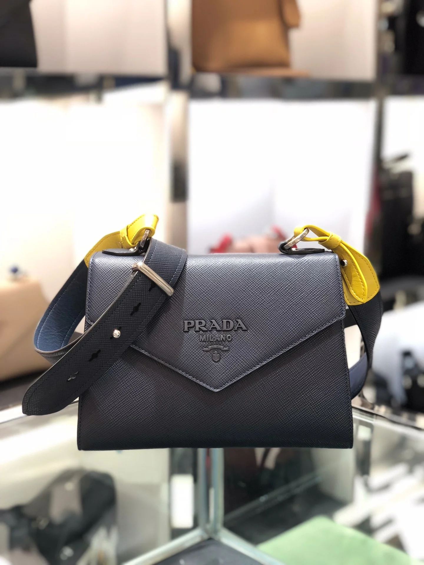 Сумка через плечо Prada Saffiano, темно-синяя