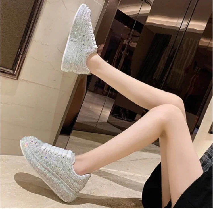 Классические белые кроссовки McQueen — серебристые с крупными бриллиантами