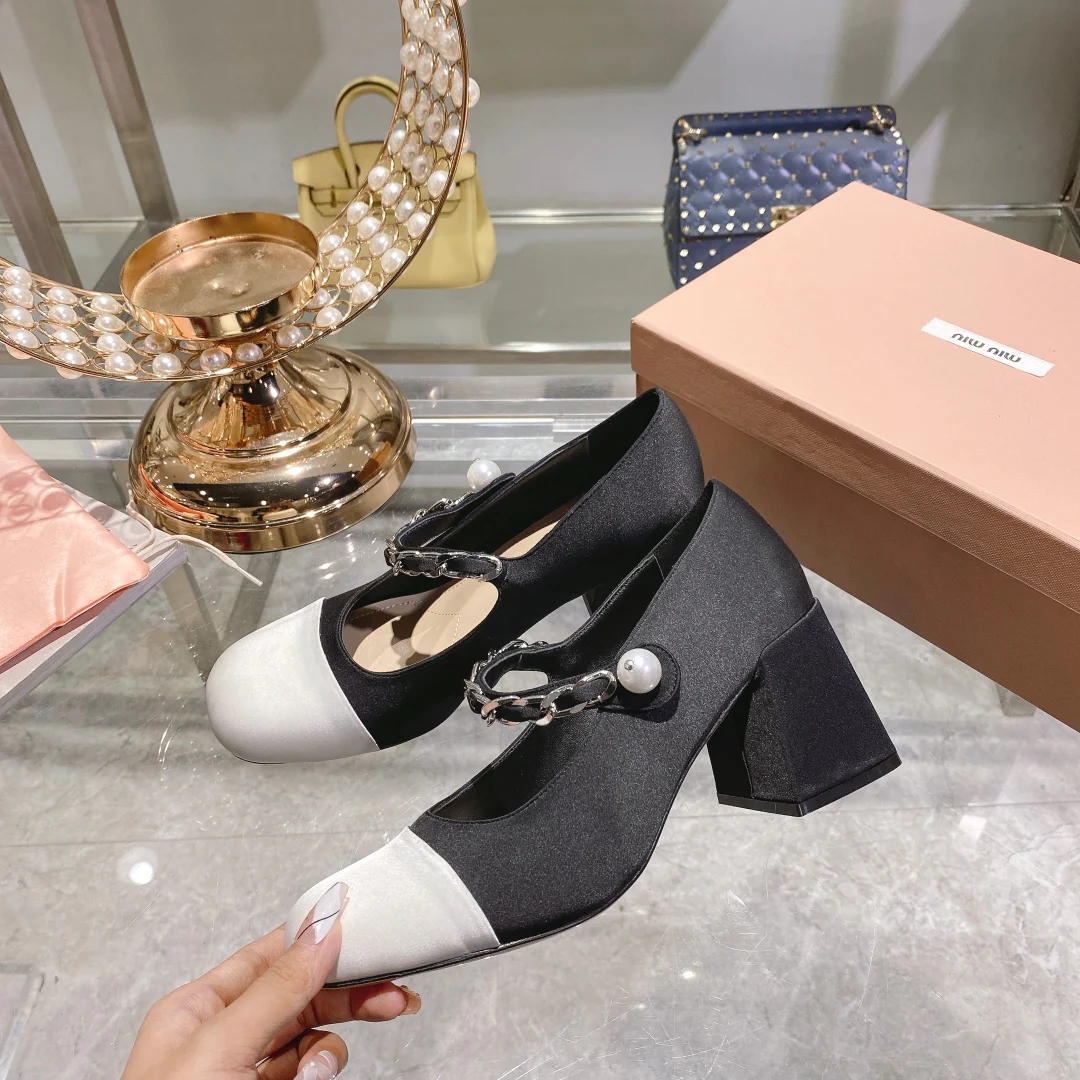 Весенняя коллекция Miu Miu 2023 - Шелковые туфли на массивном каблуке с квадратным носком - Черные