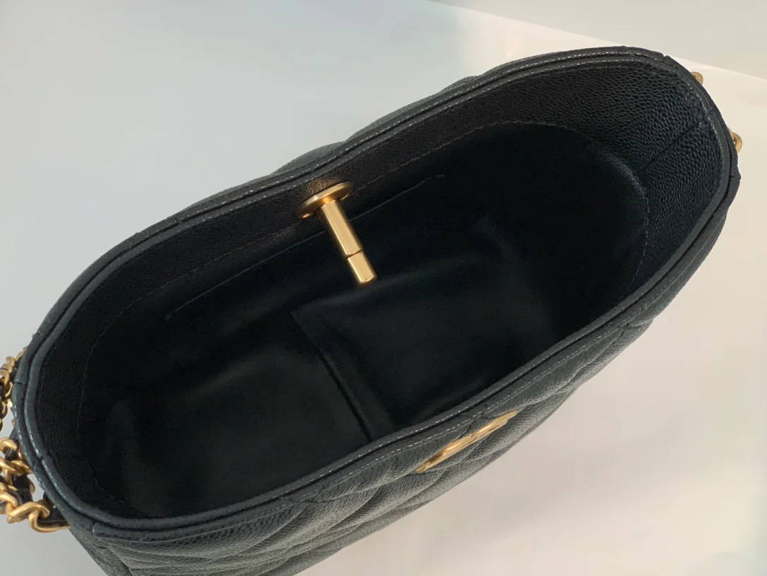 Коллекция Chanel Весна/Лето 2022 - Сумка-хобо Letter - Маленькая